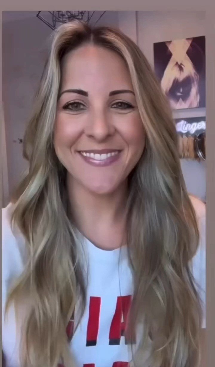Scrunchie kinks ruining your morning? Our fab #HairPro @lisamarietitanium's bobby pin trick is about to save your hair (and your time). Works for extensions too!
Share this with that pal who's always complaining. Re-styling is SO easy!
#HairHack #H