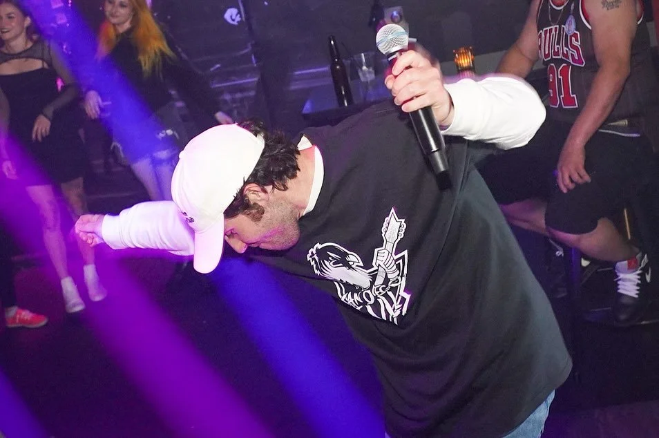 SING IT OR SIP IT 🗣️🍸

The mic or the martini &mdash; what&rsquo;s it gonna be? 👀
&bull;
&bull;
&bull;
&bull;
&bull; 
#fridayjr #thirstythursday #sdkaraokebar #lightthelamp 
#missionhills #sandiegobars #lamplighter #drinkup #barsofinstagram #missi
