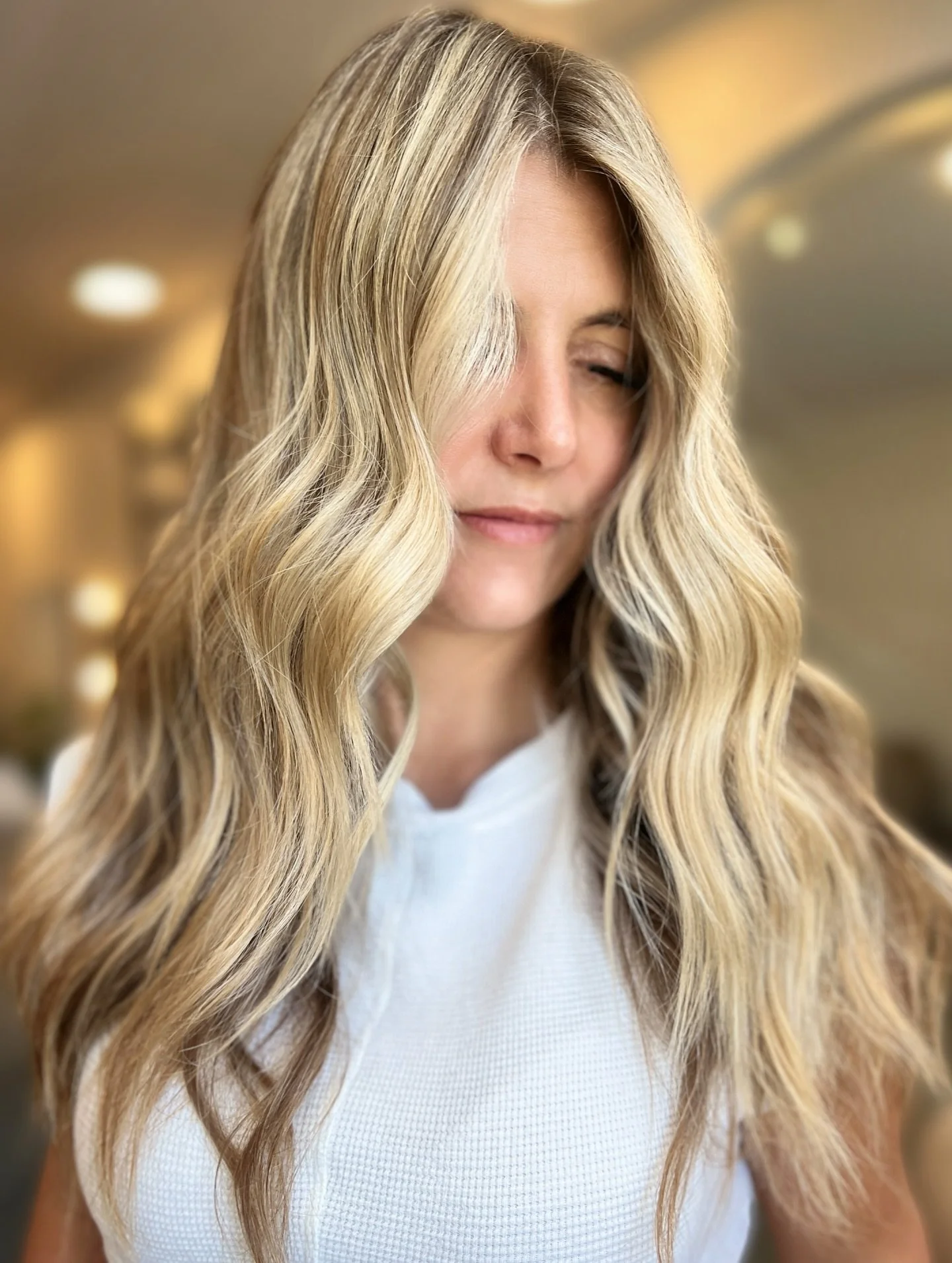 ✨ The blonde that refuses to betray you ✨ 

Most blondes look amazing fresh out of the chair&hellip; until that harsh root line shows up and announces to the world exactly how long it&rsquo;s been since your last appointment.

This one? She&rsquo;s d