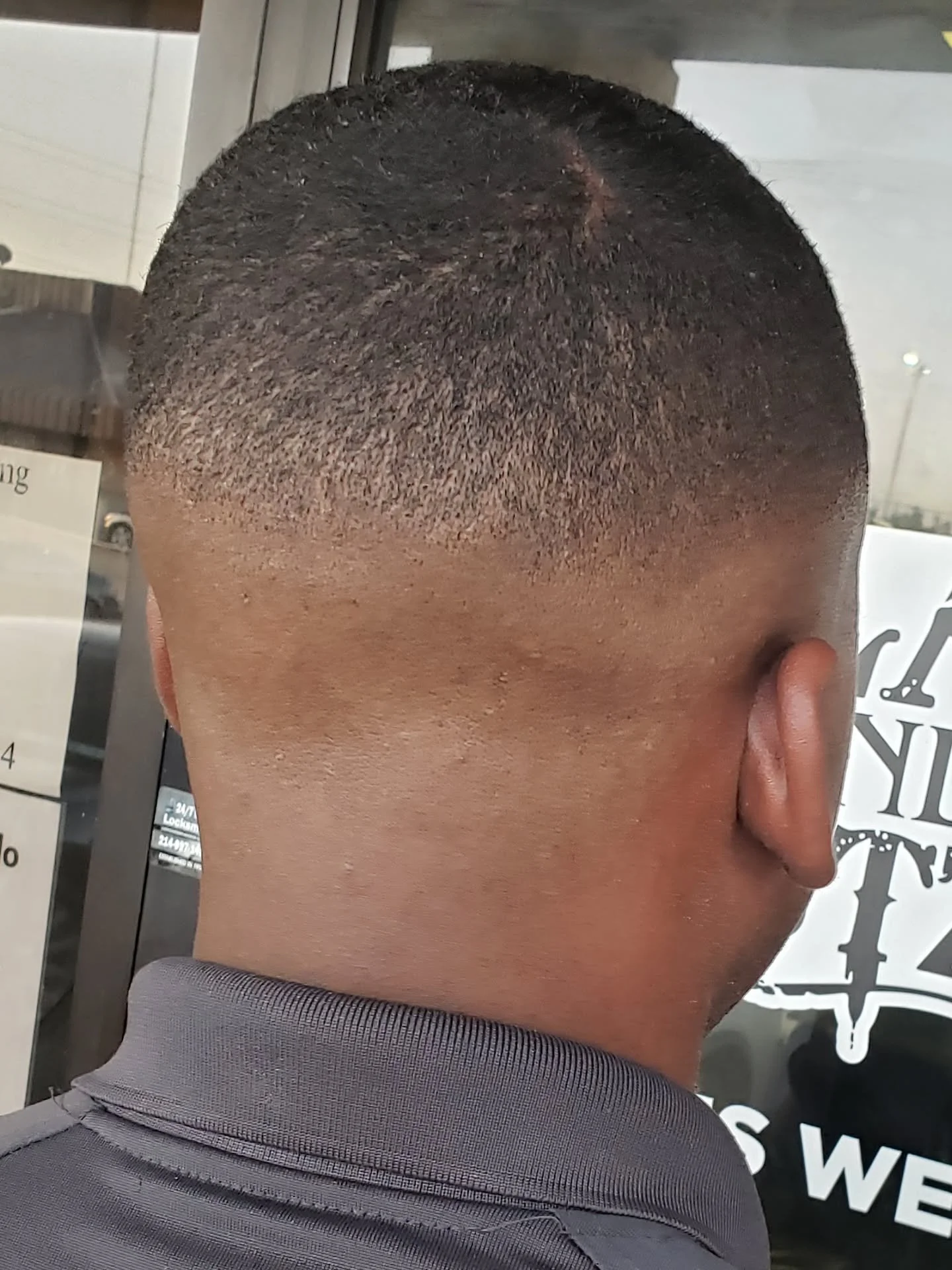 Back when I tried working in a barbershop 😩 🙃. My clients were cool 🤷🏽&zwj;♀️
#dozendesigns #dfwhairstylist #dallashairstylist #arlingtonhairstylist #fortworthstylist #athomesalon #femalebarber