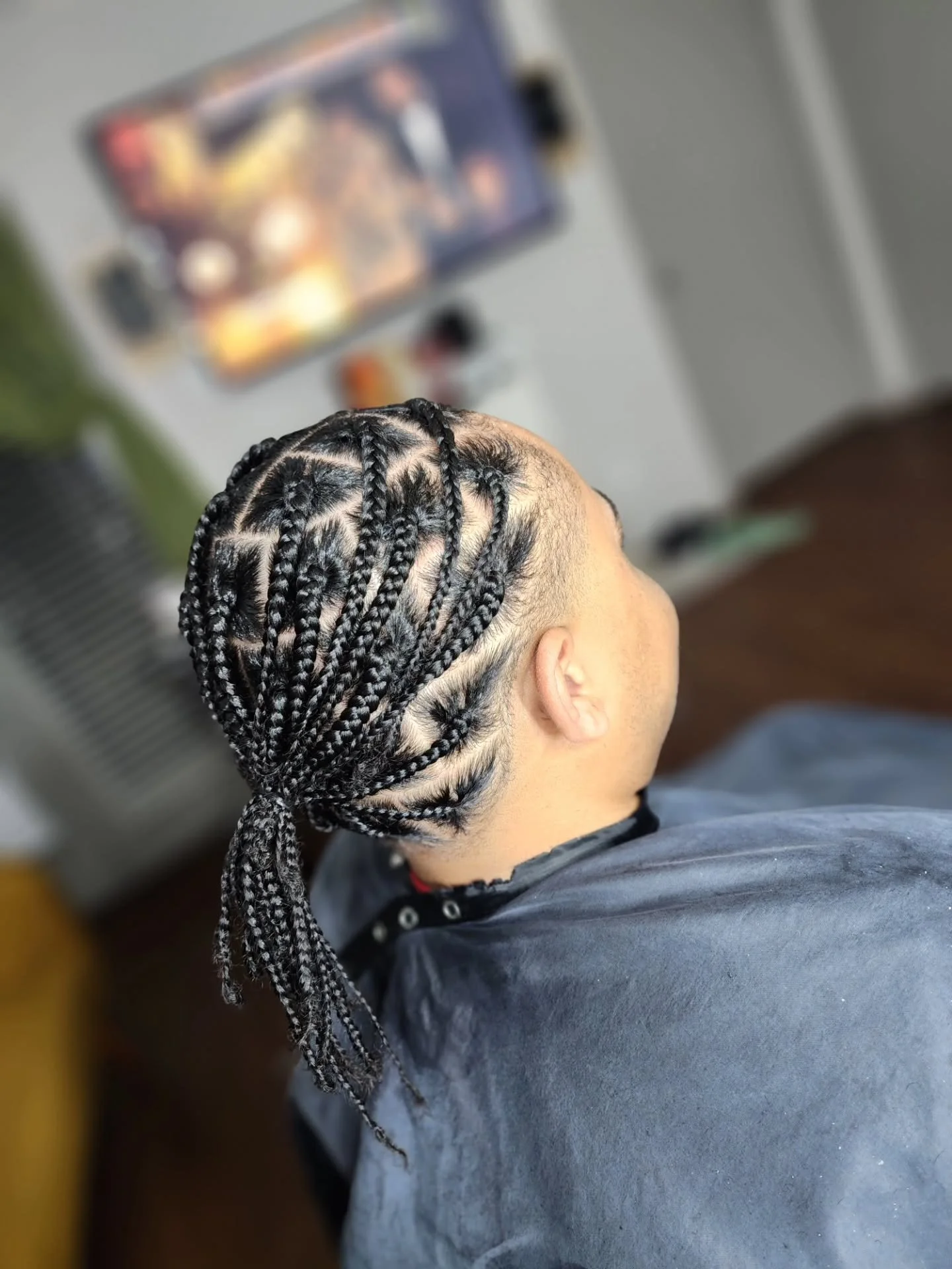 Large men's plats with a taper
#dozendesigns #dfwhairstylist #dallashairstylist #arlingtonhairstylist #femalebarber