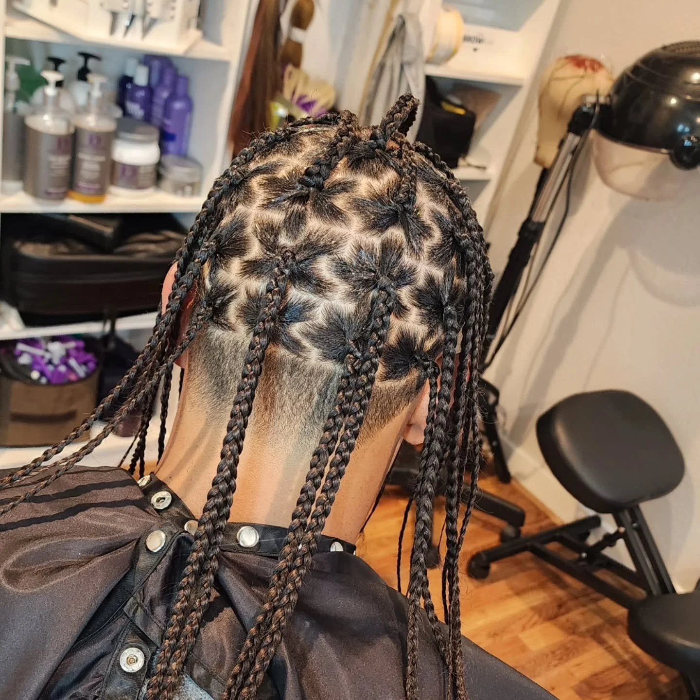 Puzzle pieces 🧩
#dozendesigns #dfwhairstylist #dallashairstylist #femalebarber #mensbraids