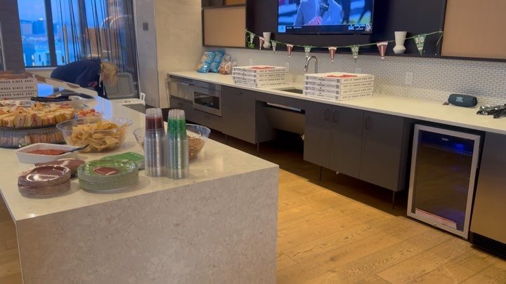 Super Bowl ready at my crib today‼️😄🍽️🥂 I came for the food, but stayed because of the vibes!! Haha lol. But anyways, it feels nice not having to go out and spend money to tune into the game. I have everything I need at home. Free food and drinks,