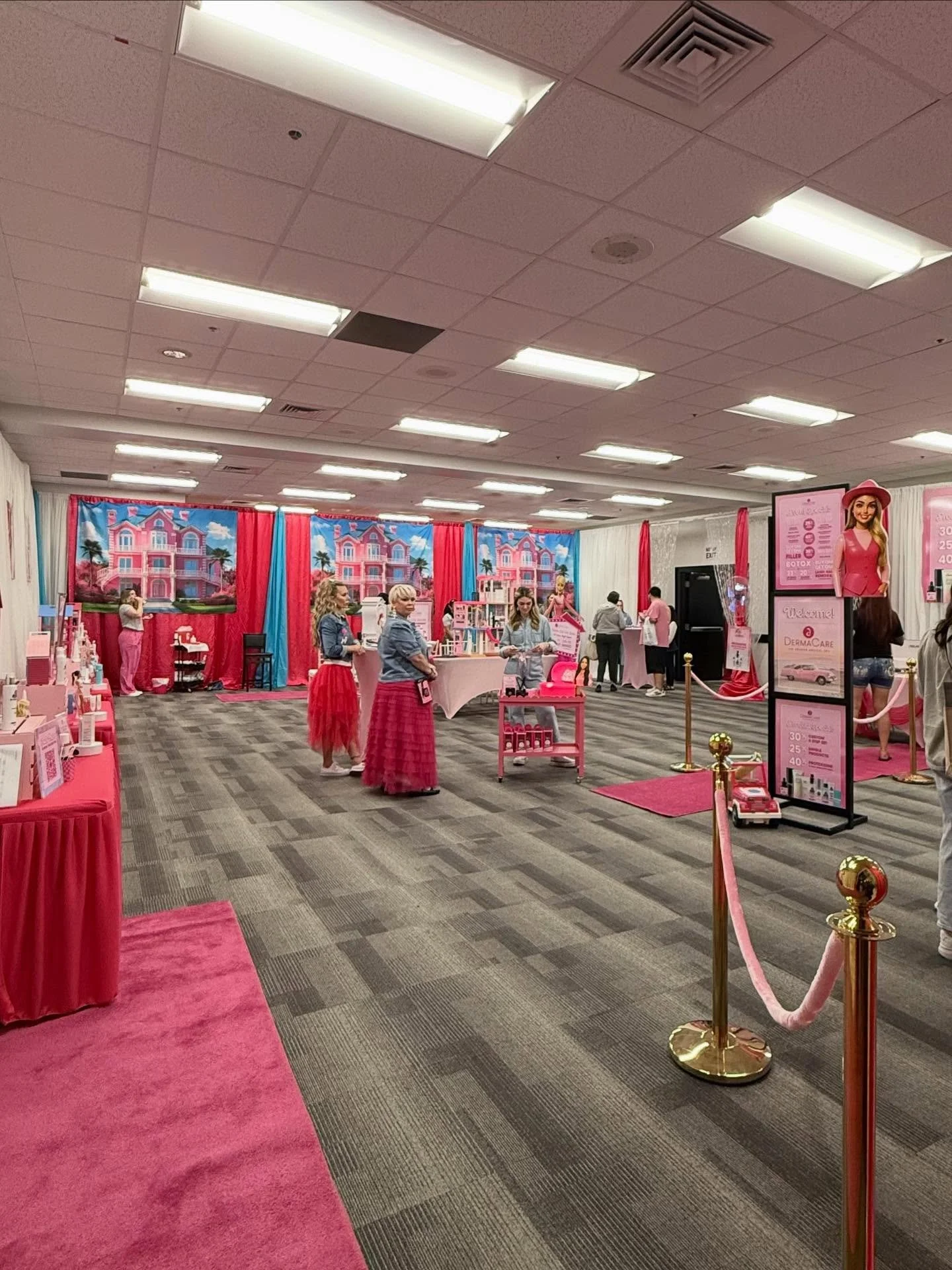 Last minute trip to @tricities_womens_expo with @gissellealcaraz_realtor 💖 ✨ ☀️ 
I had so much fun seeing new faces and finding new businesses with different cool services 🛍️ 🎈🪄