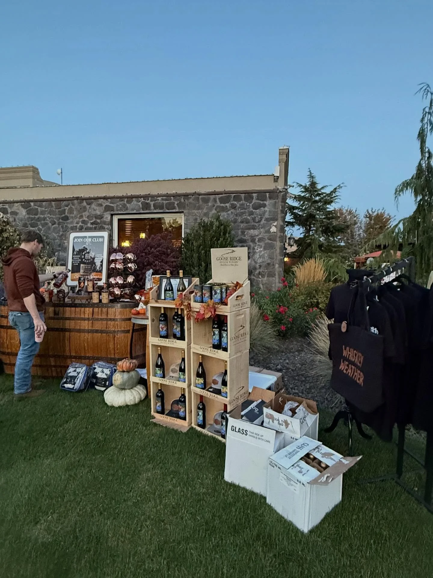 @gooseridgewines fall market today (aka basically a quick visit to find @wafflestixbar )🎃 ✨ 🍂 
I had so much fun listening to the live music 🎸 and walking around checking out booths and the food 😋
I&rsquo;ve been trying to hunt @wafflestixbar dow