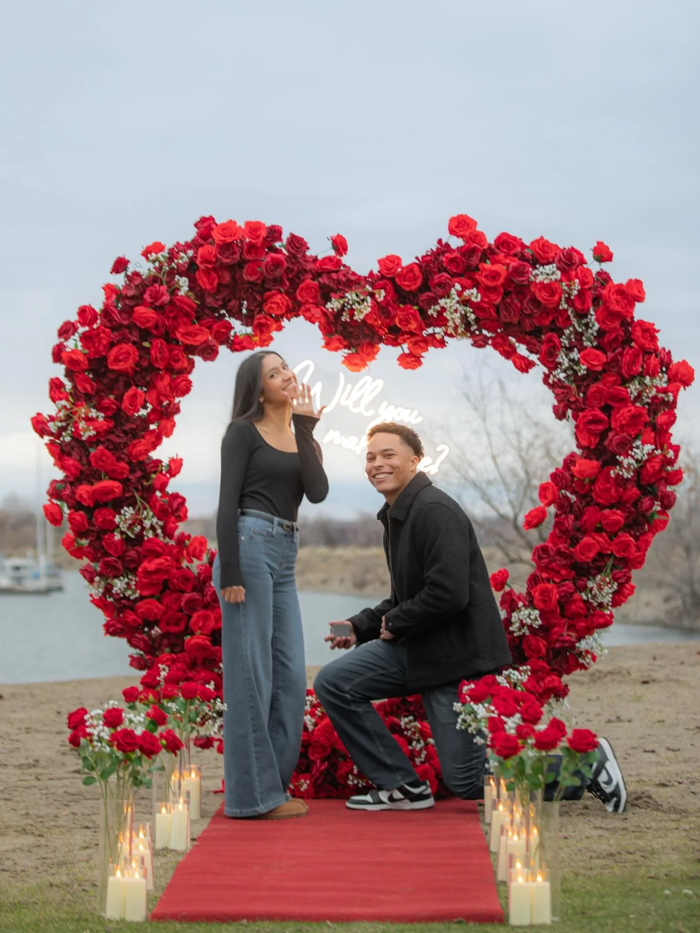 The best way to end the year&hellip; engaged 💍 ✨ 
Photography by: @gracefunkphotos 📸 
He made sure to add on her favorite flowers, baby breath 💐 🤍

Happy engagement to this couple! And thank you guys for letting us share this sweet moment!!🥹

#t