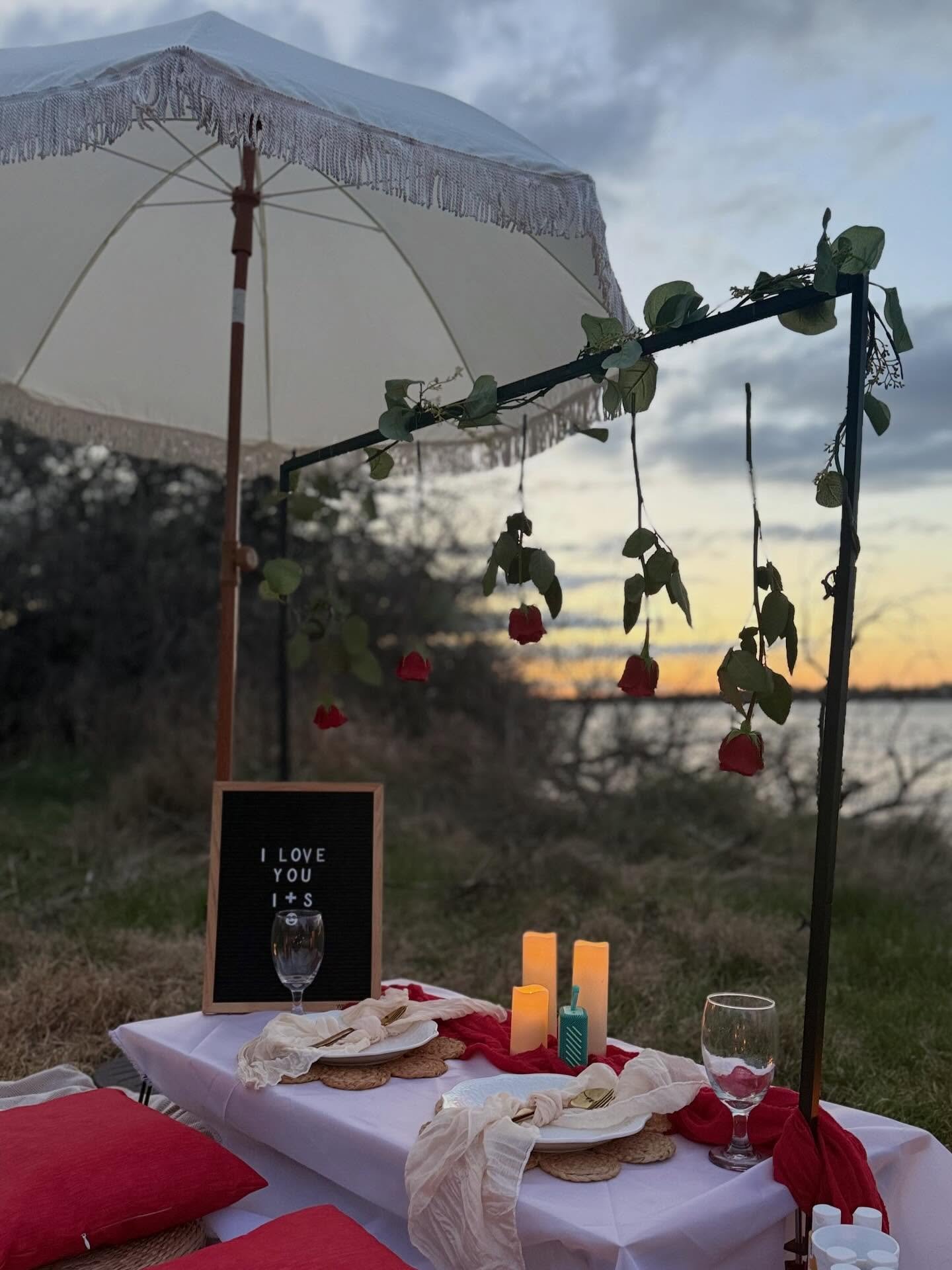 He asked for the picnic to be surrounded by candle light 🕯️ + our mini speaker for sunset music 🌅 🎶 

A suprised for his loved one he was flying in to see ✈️ ✨ 

Can&rsquo;t wait to see incoming picnic inspiration this year 🥹 

#explorepage✨ #dat