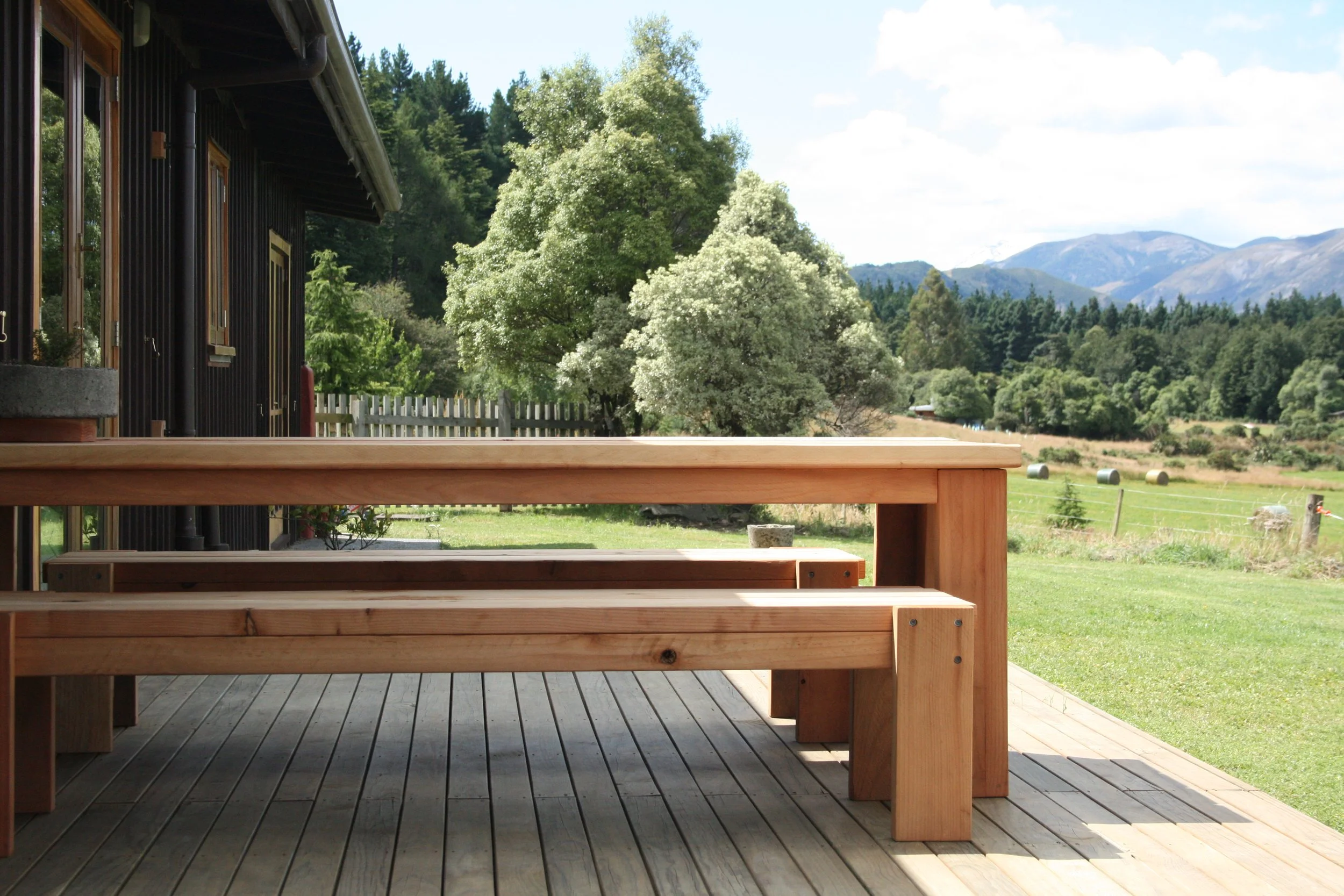 Fantails Rest deck with dining table and benches, facing east towards Mt Oxford