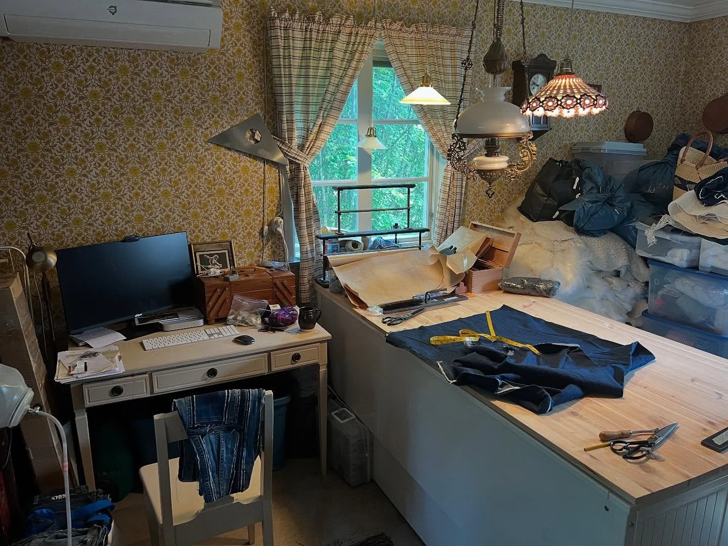 My simple little workspace at our home in Sweden is in an old kitchen in an old house. The sun glances through the window, making every edge and dust mite feel like home. Dalarna folk fashion weekend is coming up and there is going to be a thing abou