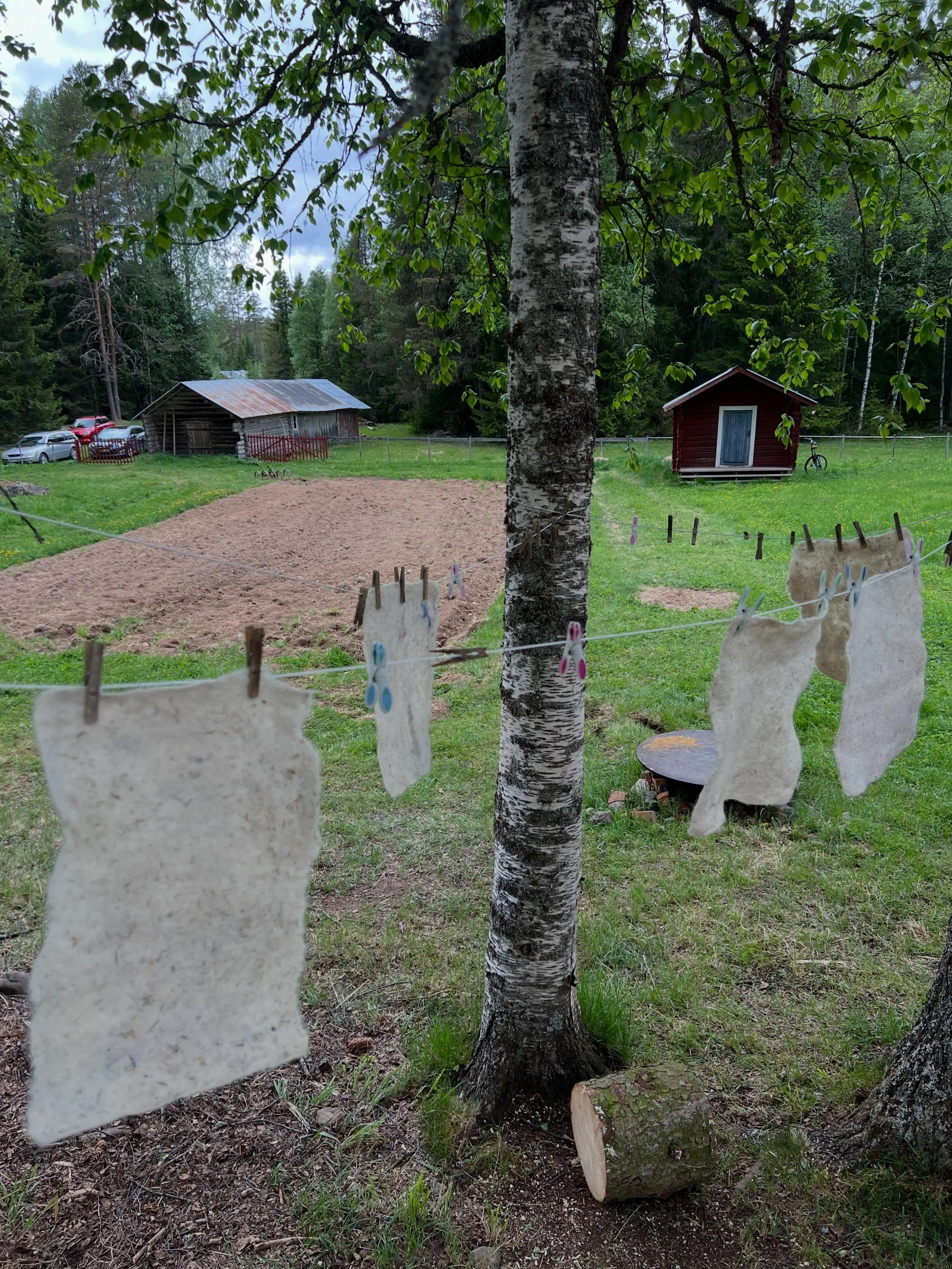 Vilken fin och trevlig dag det var med f&auml;bodkurs deltagare fr&aring;n Malungs Folkh&ouml;gskola! V&aring;t tovning med ull fr&aring;n lokala f&aring;r.