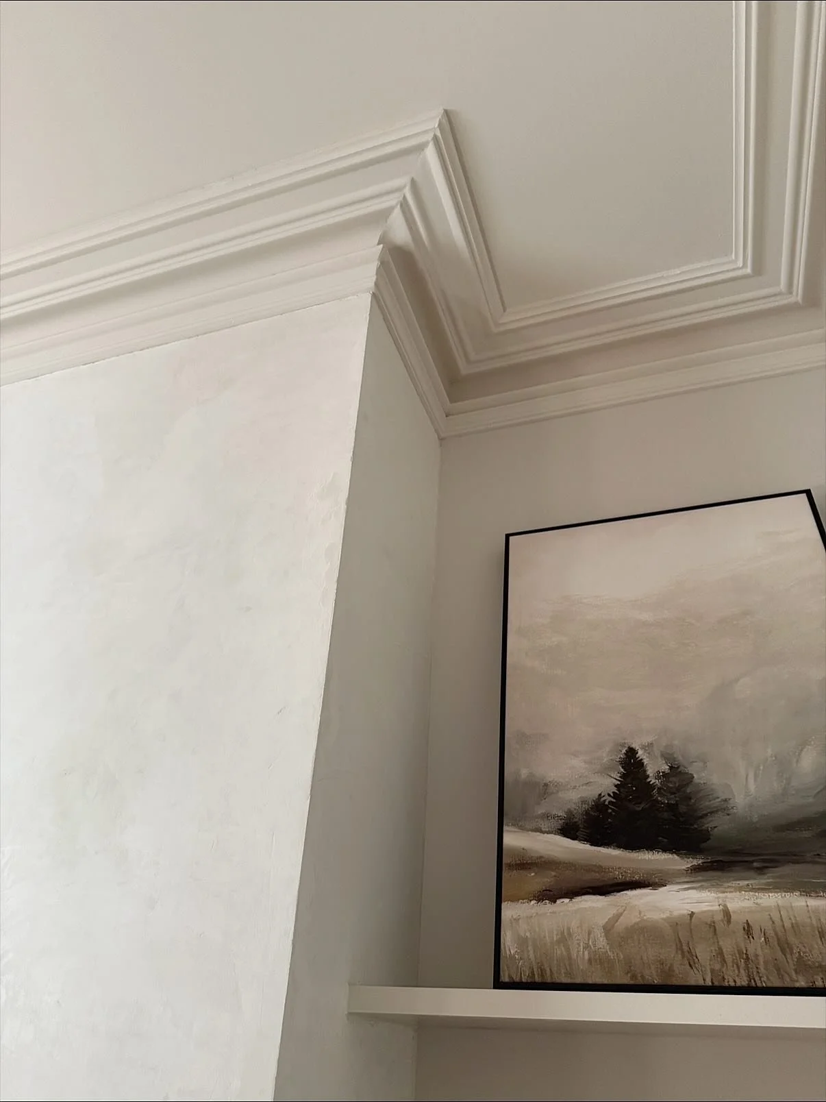 Little details that make a big impact at the Kensington Project 🤎

Mouldings should be carefully selected on each project to ensure that the profiles align to the characteristics of the house. 

The carpentry craftsmanship of this project is incredi