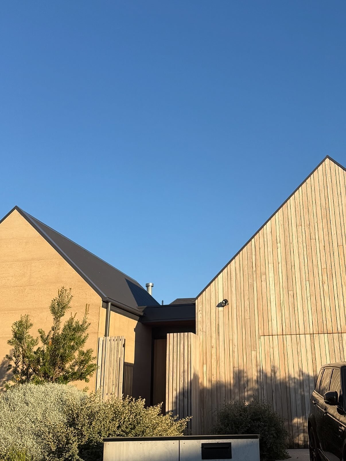 The homes here always draw me in with their beautiful, organic materials &amp; effortless connection to the coastal landscape.

Clean forms, thoughtful detailing &amp; natural material choices will have me forever wandering these streets feeling insp