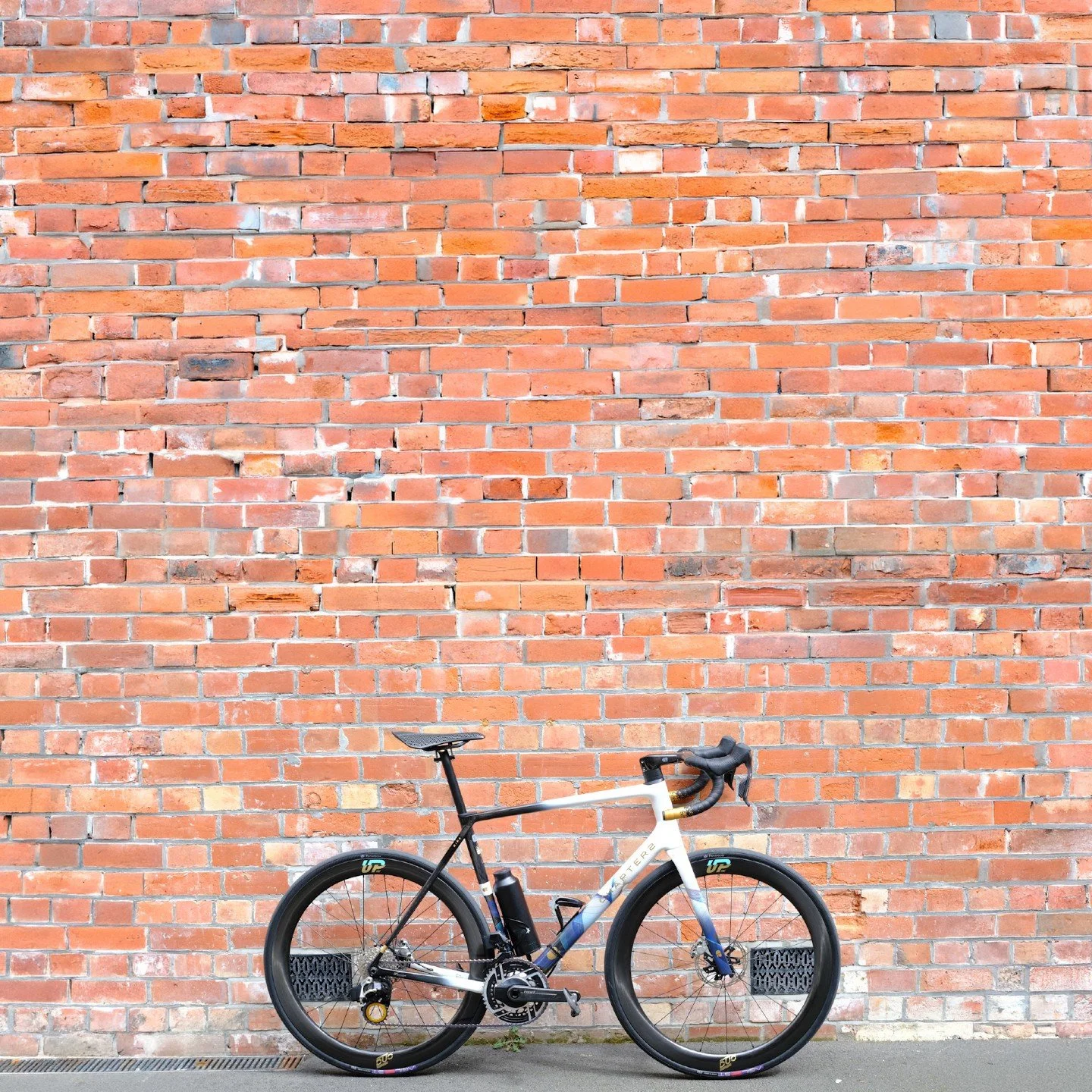 We come from decades of riding, racing, and turning spanners. Experience like this shapes every decision.

Strong ideas need strong partners. Duo brings the vision. Trusted specialists bring precision and consistency. We work alongside leading wheel 