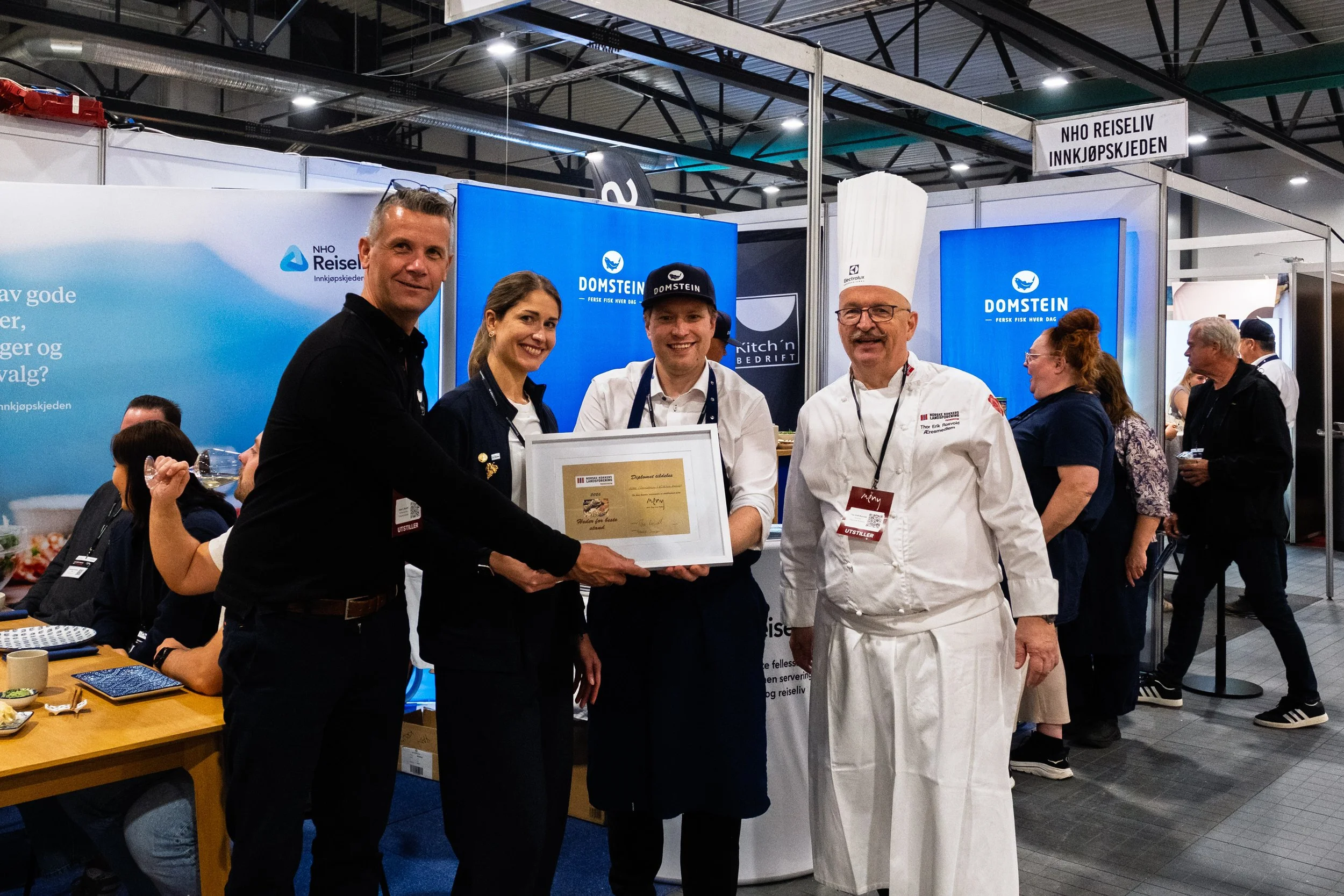 Representanter fra NHO Reiseliv, Domstein og Kitch’n Bedrift mottar prisen for årets beste messestand under messen i Trondheim 2026.