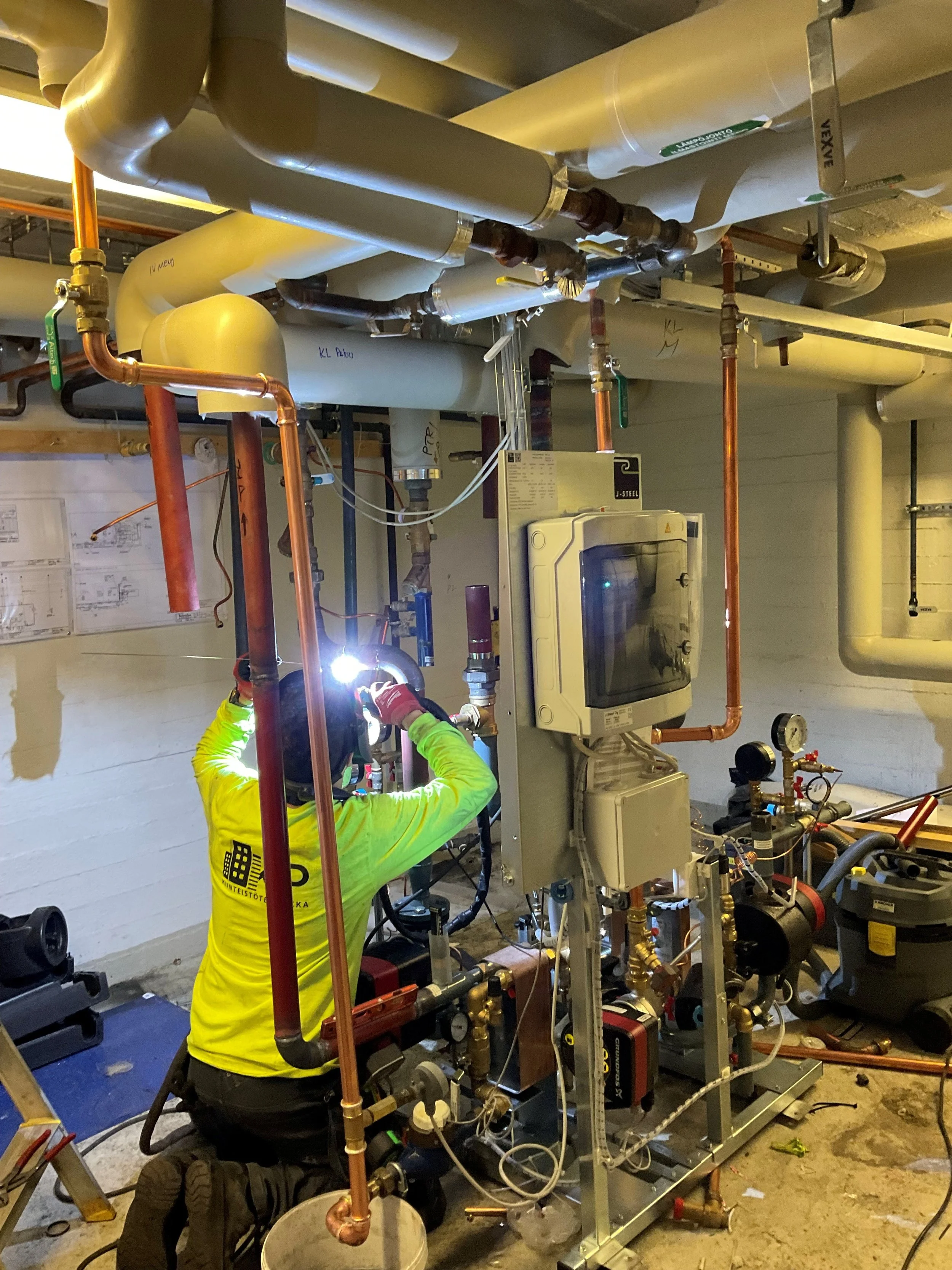 lÄMMÖNSIIRRIN VAIHTOTYÖ KÄYNNISSÄ.jpg