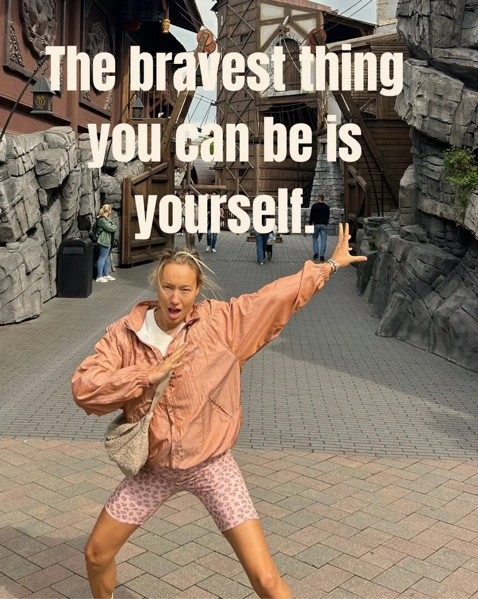 Weil du Liebe bist. Podcast von Lara Schäffer über ganzheitliche Persönlichkeitsentwicklung, Yoga, Meditation, Breathwork, Ayurveda und verkörperte Weiblichkeit.