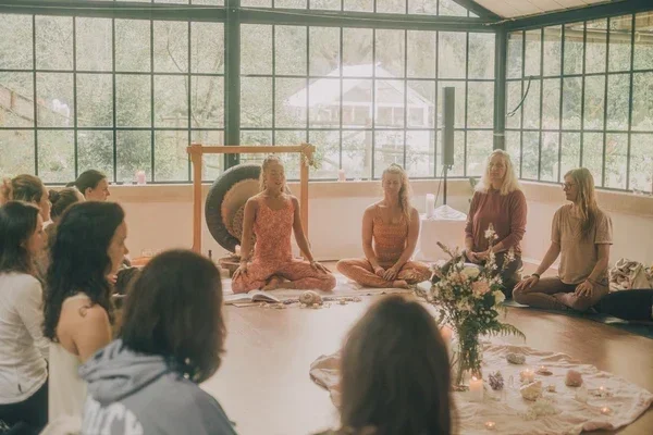 Yoga Retreat in Portugal mit Yin Yoga, Breathwork und Kakao Zeremonie im im Shanti Space in Ericeira. Ganzheitliches Retreat in der Portugal für tiefe Entspannung, Nervensystem Regulation, innere Klarheit. Lara Schäffer im Retreat in Portugal