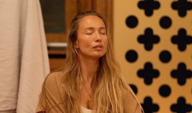 Yoga Retreat in Basel mit Yin Yoga, Breathwork und Kakao Zeremonie im exklusiven Grand Hotel Les Trois Rois. Ganzheitliches Retreat in der Schweiz für tiefe Entspannung, Nervensystem Regulation, innere Klarheit. Lara Schäffer im Retreat in Basel