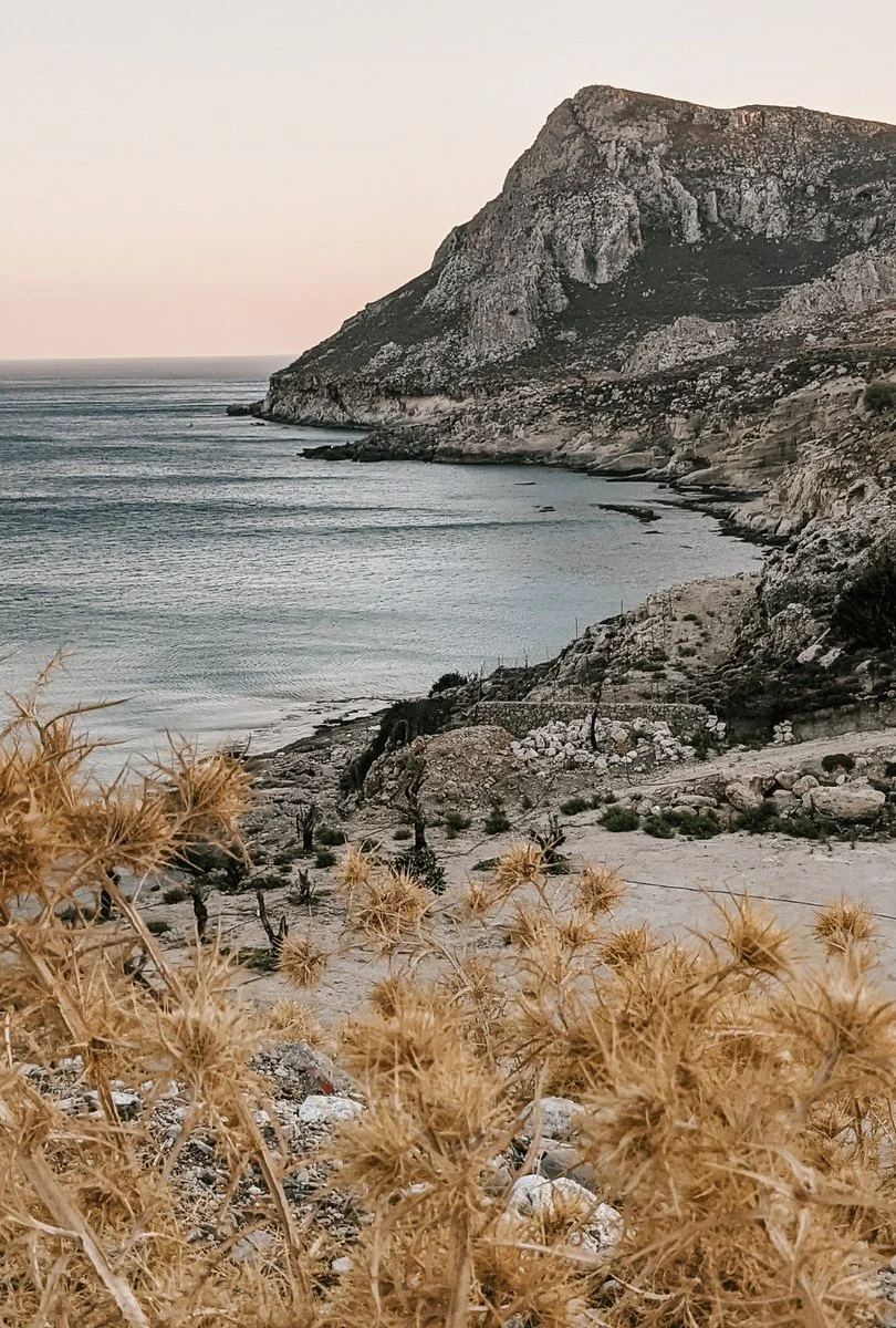 Felsenlandschaft und Schlucht am Meer in Ericeira Portugal. Küstenlandschaft als kraftvoller Ort für ein Retreat für Frauen mit Fokus auf Weiblichkeit, Natur und innere Verbindung.