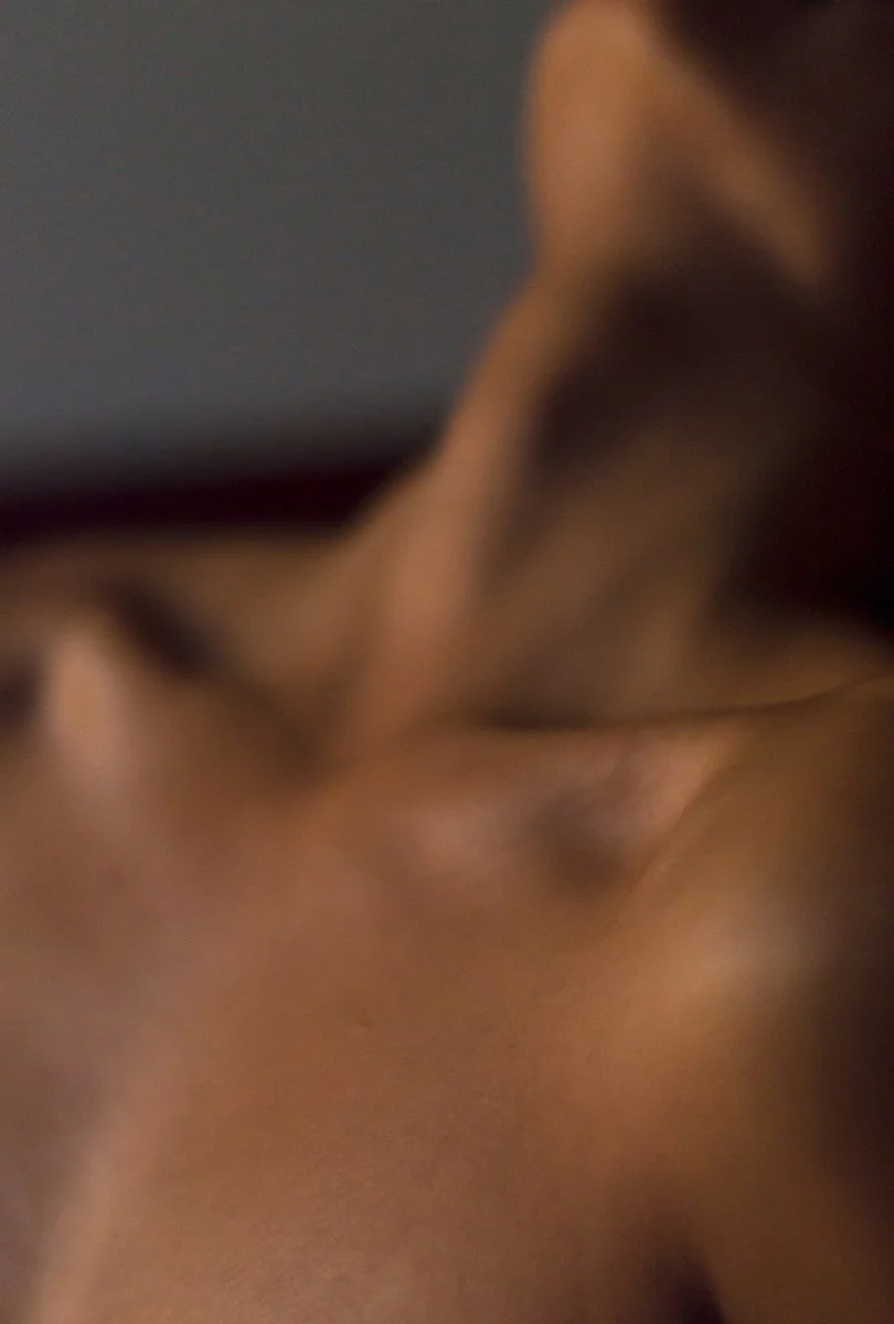 Dekolleté eines Frauenkörpers als Ausdruck von Sinnlichkeit und Weiblichkeit bei einem Retreat für Frauen in Portugal. Fokus auf Körperbewusstsein, Präsenz und natürliche Ausstrahlung.