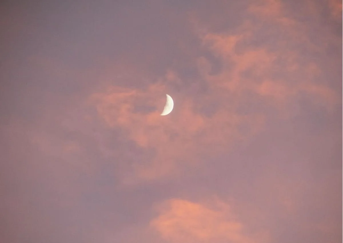 Rauhnächte Begleitung mit Meditation und bewusster Ausrichtung für den Jahresbeginn. Ganzheitliche Rauhnächte Praxis zur Reflexion des vergangenen Jahres und zur inneren Klärung für das neue Jahr.