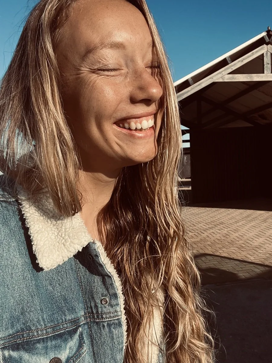 Ganzheitliches Coaching für persönliche Weiterentwicklung, innere Klarheit und emotionale Selbstregulation. Begleitung für Frauen und Männer, die ihre Lebensenergie stärken, alte Muster lösen und sich selbst wieder bewusst im Körper spüren möchten.