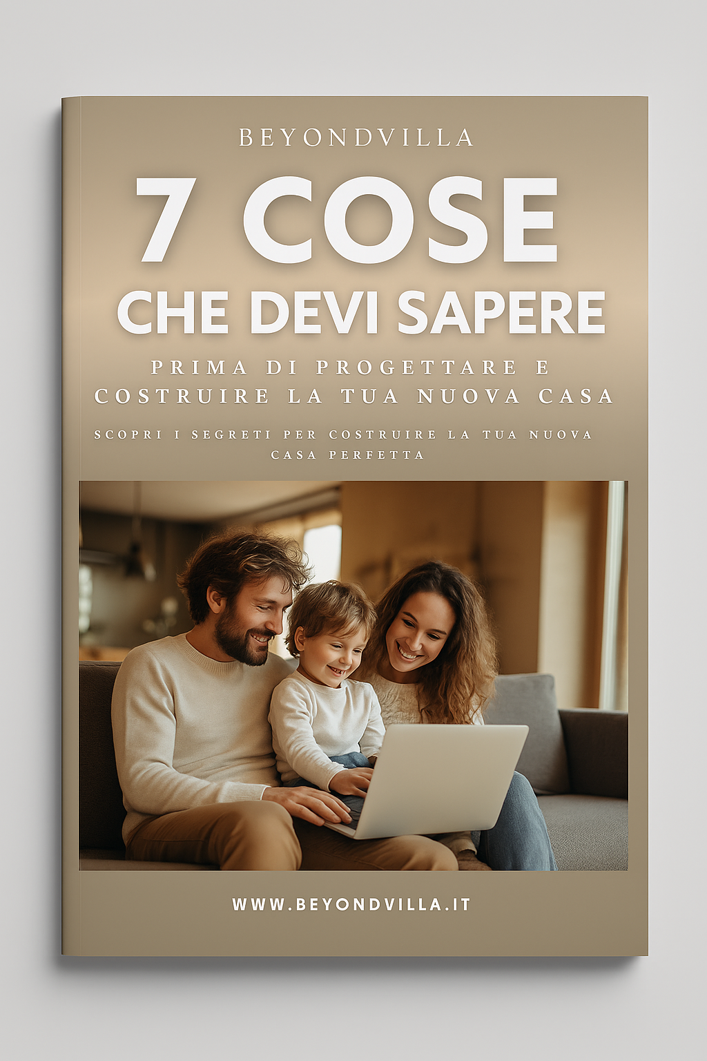 Libro con copertina beige intitolato "7 cose che devi sapere prima di progettare e costruire la tua nuova casa", con immagine di una famiglia sorridente con un bambino che guarda un laptop, in un interno domestico caldo e accogliente. Sito web www.beyondvilla.it