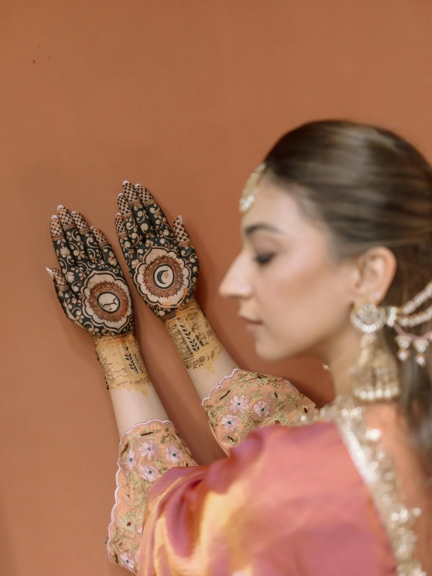 Parisa&rsquo;s Mehendi

Parisa&rsquo;s Outfit @koshurindia 
Sahaj&rsquo;s Outfit @artimen_tsg 
HMU @surbhitanejamakeup 
Parisa&rsquo;s Mehendi @aman_gupta20 
Location @zazudelhi