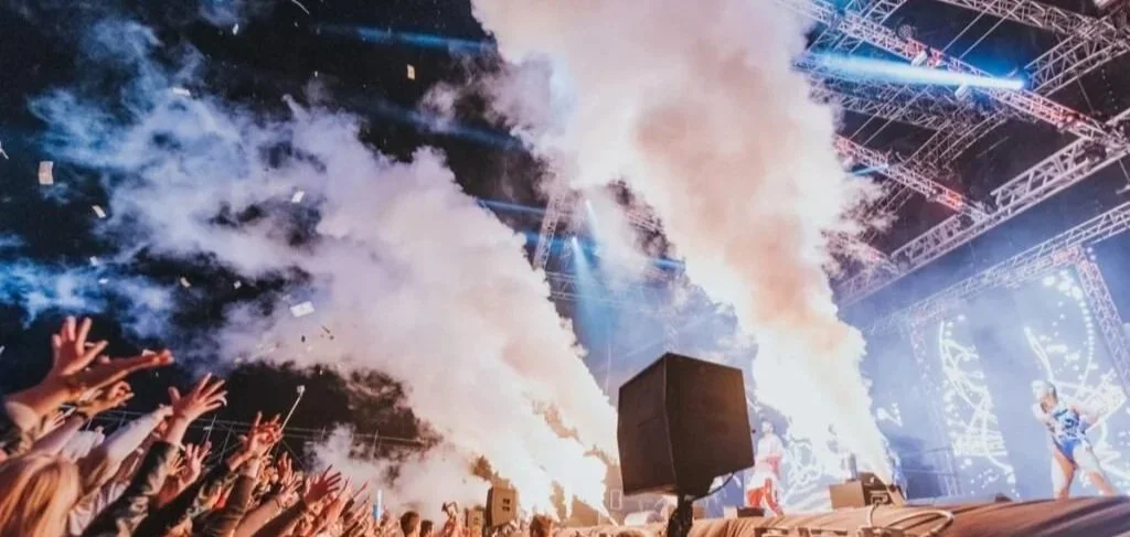 suur kontsert rahvamassi ja lava eriefektidega