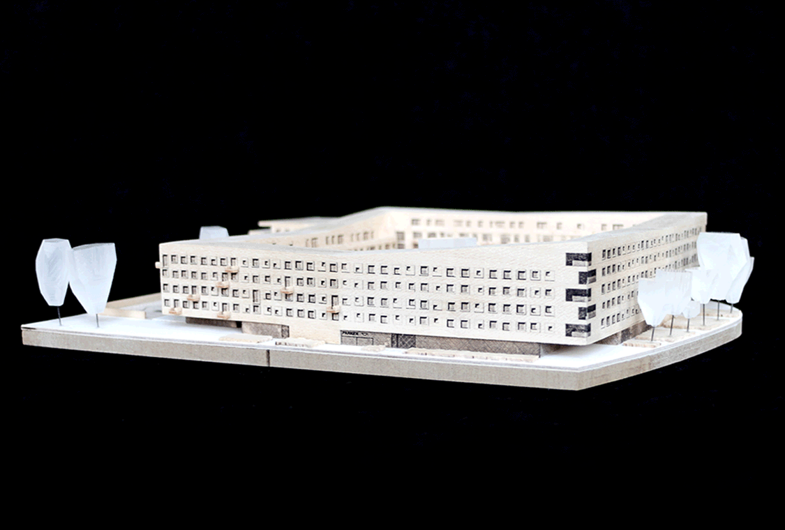 Ein architektonisches Modell eines Gebäudes aus Holz, mit einem Innenhof, mehreren Stockwerken und abstrahierten Bäumen. SBDA, Wettbewerb, Städtebau, Wohnbebauung, Blockrandbebauung, Wohnen, Münster.