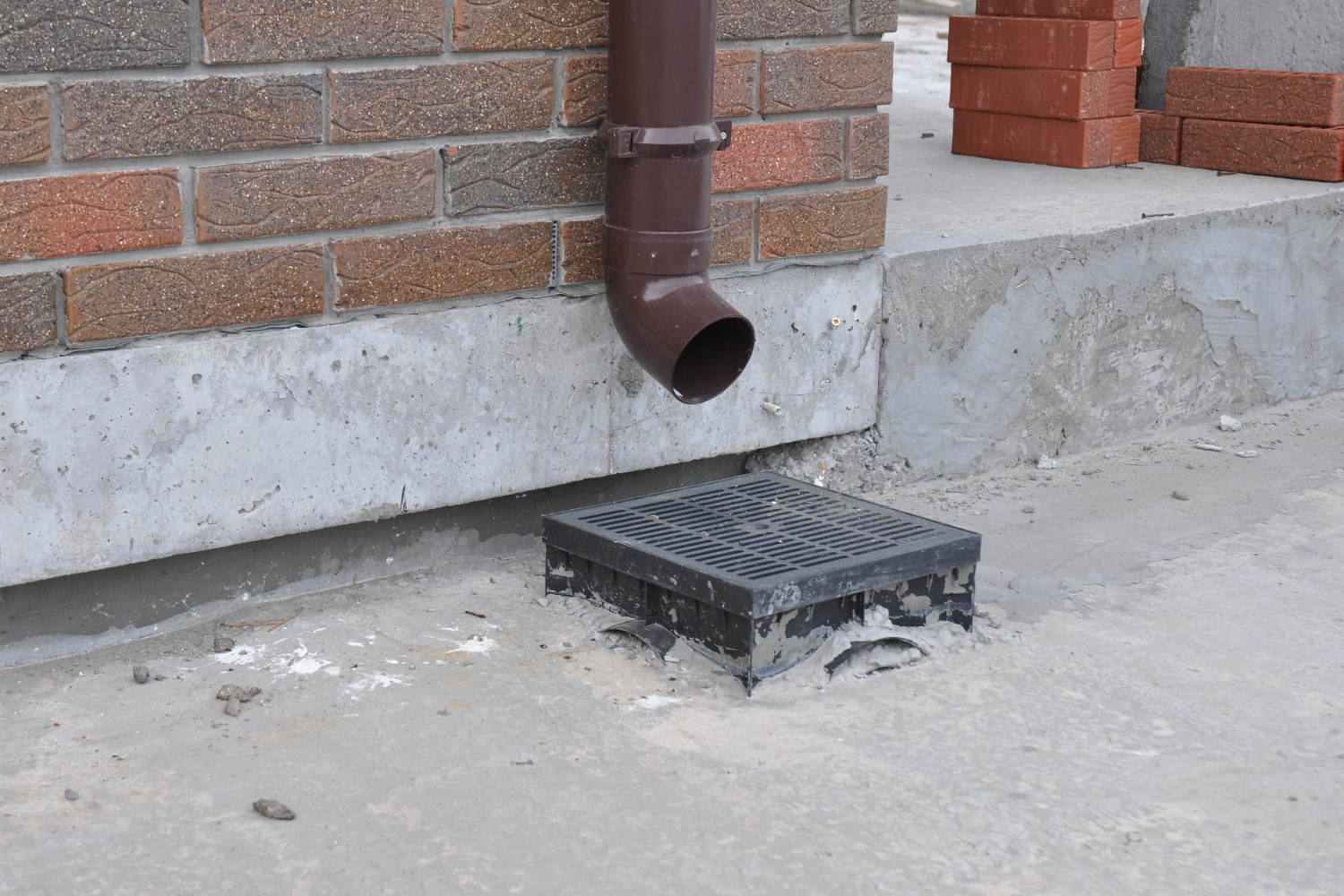 How to Choose the Right Downspout Extensions for Maximum Drainage Efficiency