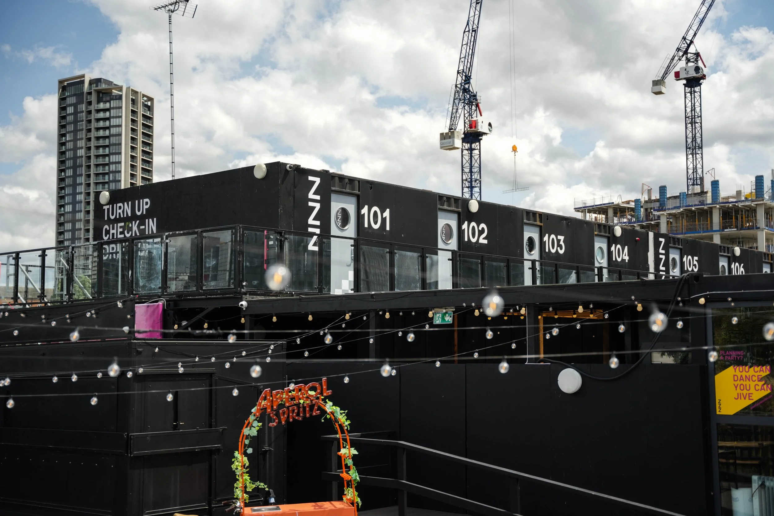 Why Snoozebox Is the Smartest Stay in Stratford This Summer?