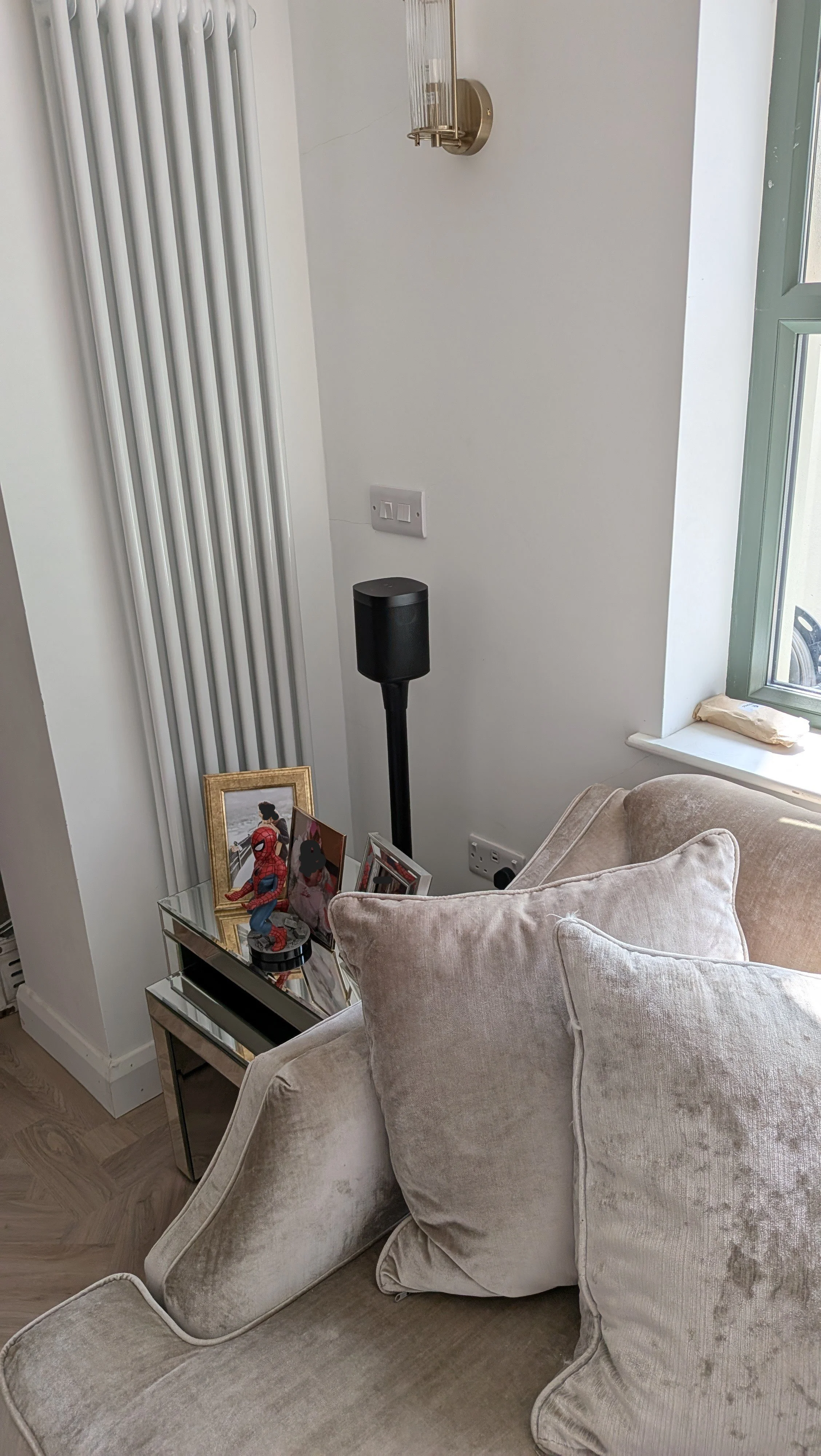 TV & Audio: Black sonos one speaker mounted on its stand in living-room - Holywood