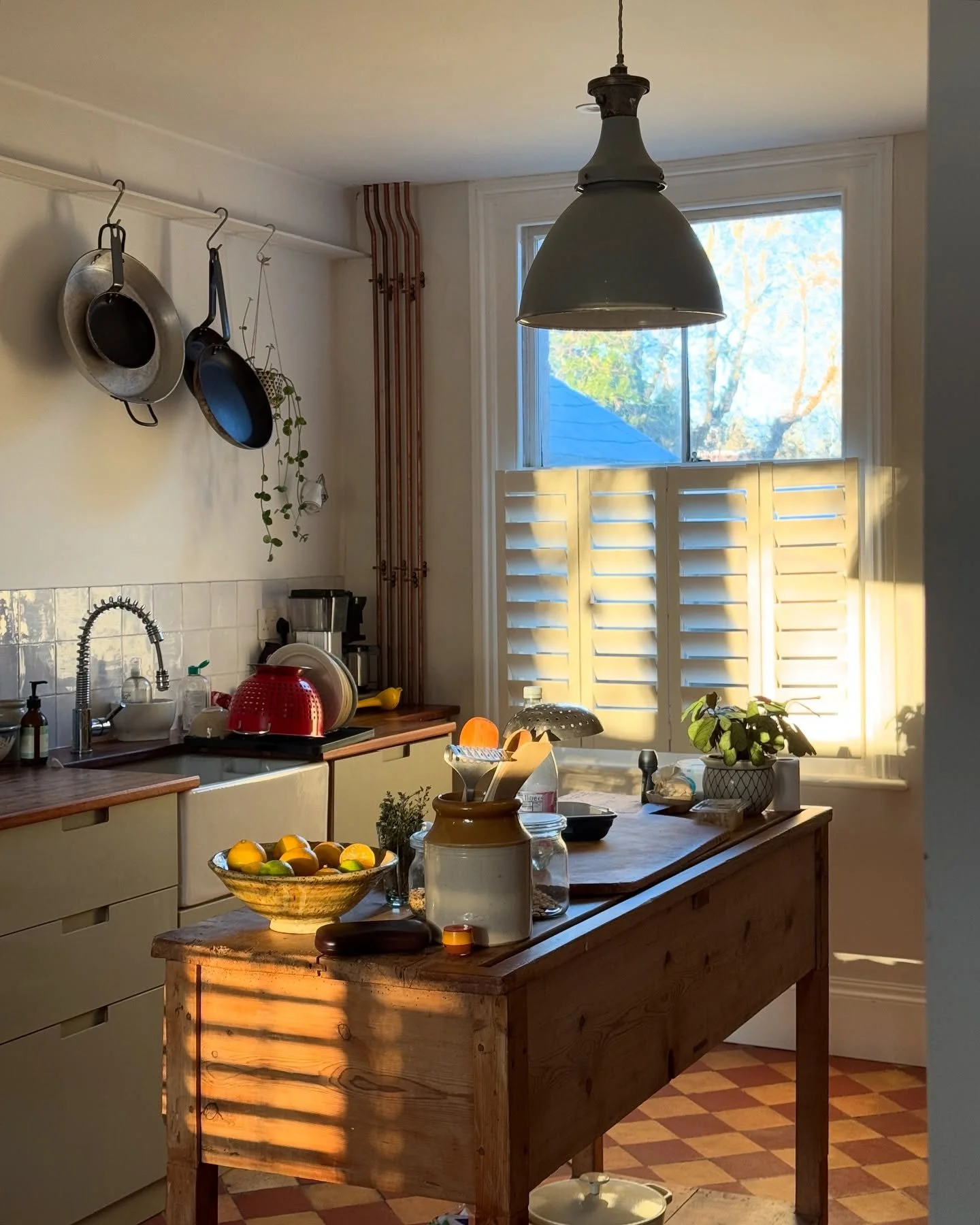Winter sun creeping through into the kitchen yesterday afternoon 🧡