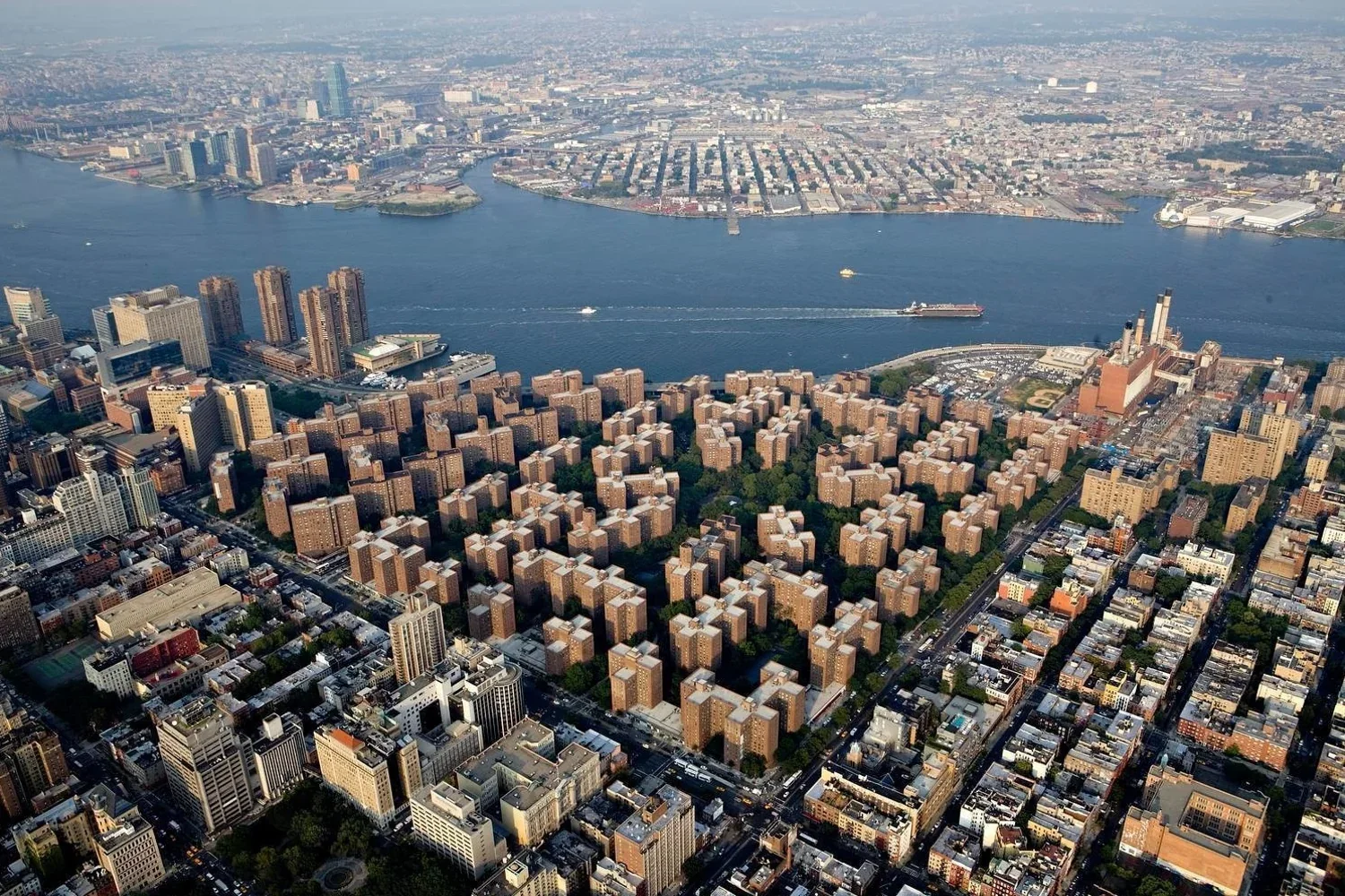 stuyvesant-town-peter-cooper-village-manhattan-1500x1000-v0-ve8qaq0x6u2a1.webp