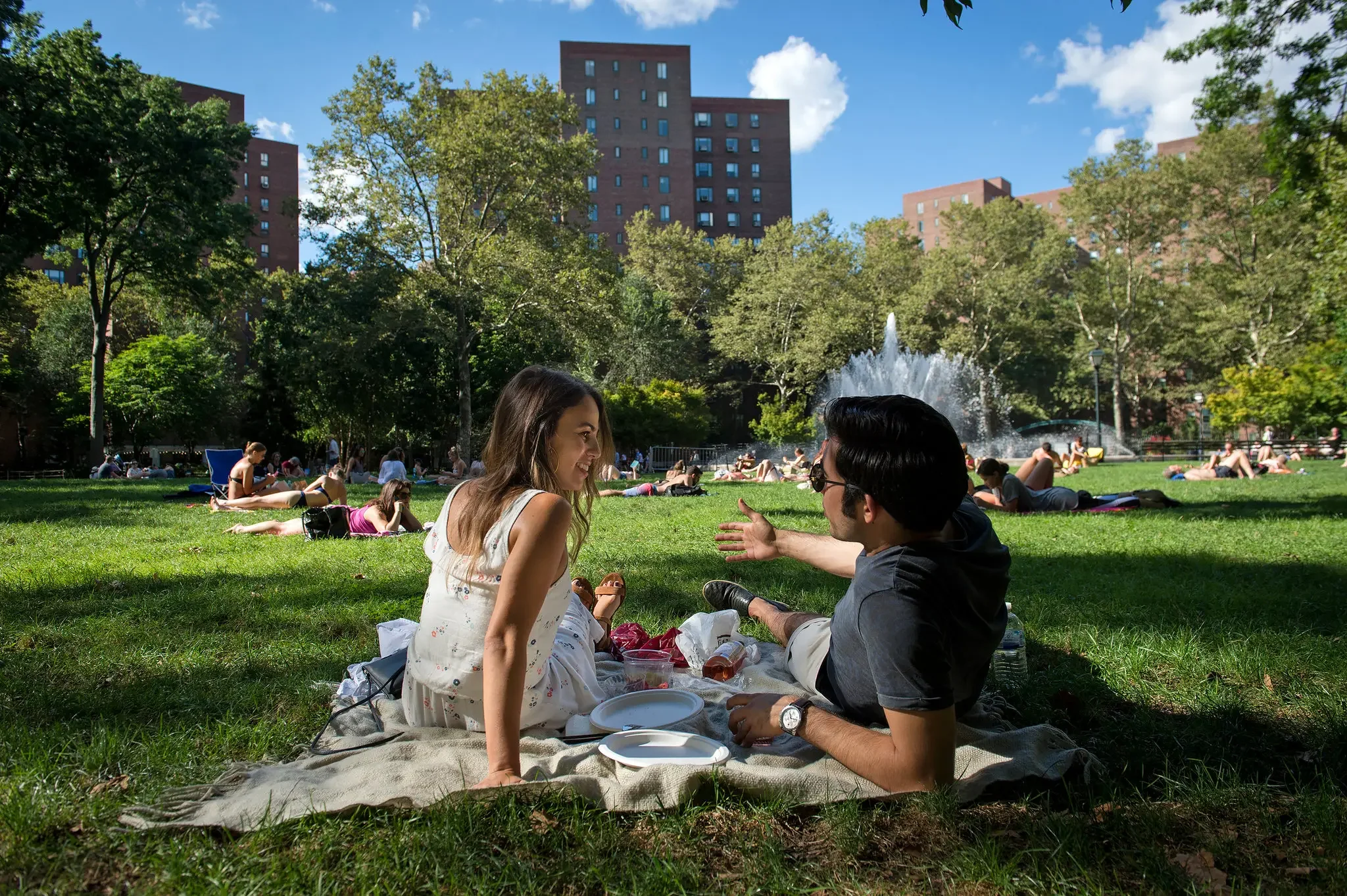 14LIVING-STUY-TOWN-slide-VMQG-superJumbo.webp