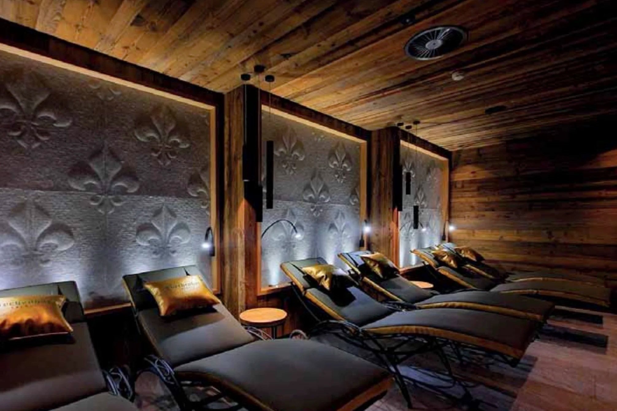 Whisperwool Fleur de Lis Wandpaneele im Wellness-Ruheraum mit Liegen und Holzdecke
