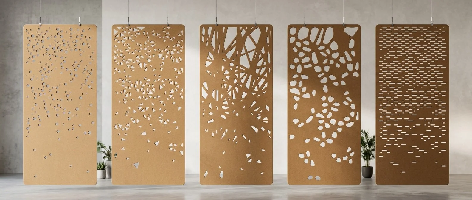 Fünf hängende EchoCurtain Akustikpaneele in Beige mit den Perforationen Sparkly, Mesh, Beam, Gecko und Pen