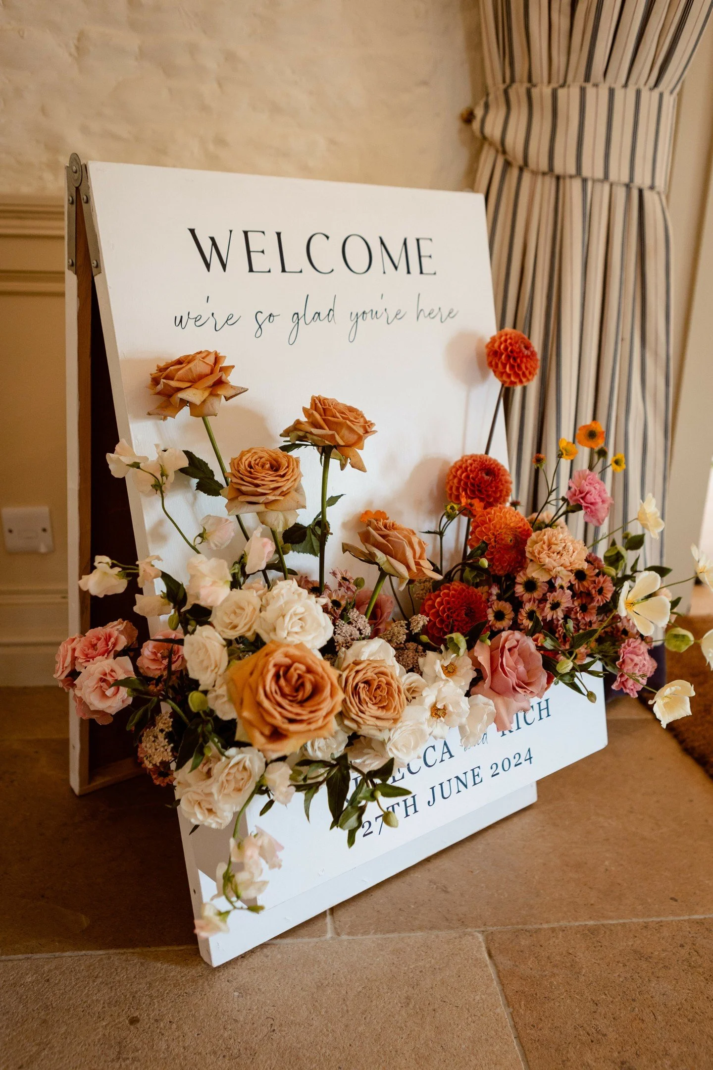 My flower box is the perfect way to add a floral touch (and a warm welcome) to your special day. Choose your favourite flowers to fill it with, and let it become a gorgeous statement piece for your wedding. Romantic, personal, and stylish! 🧡🍃

www.
