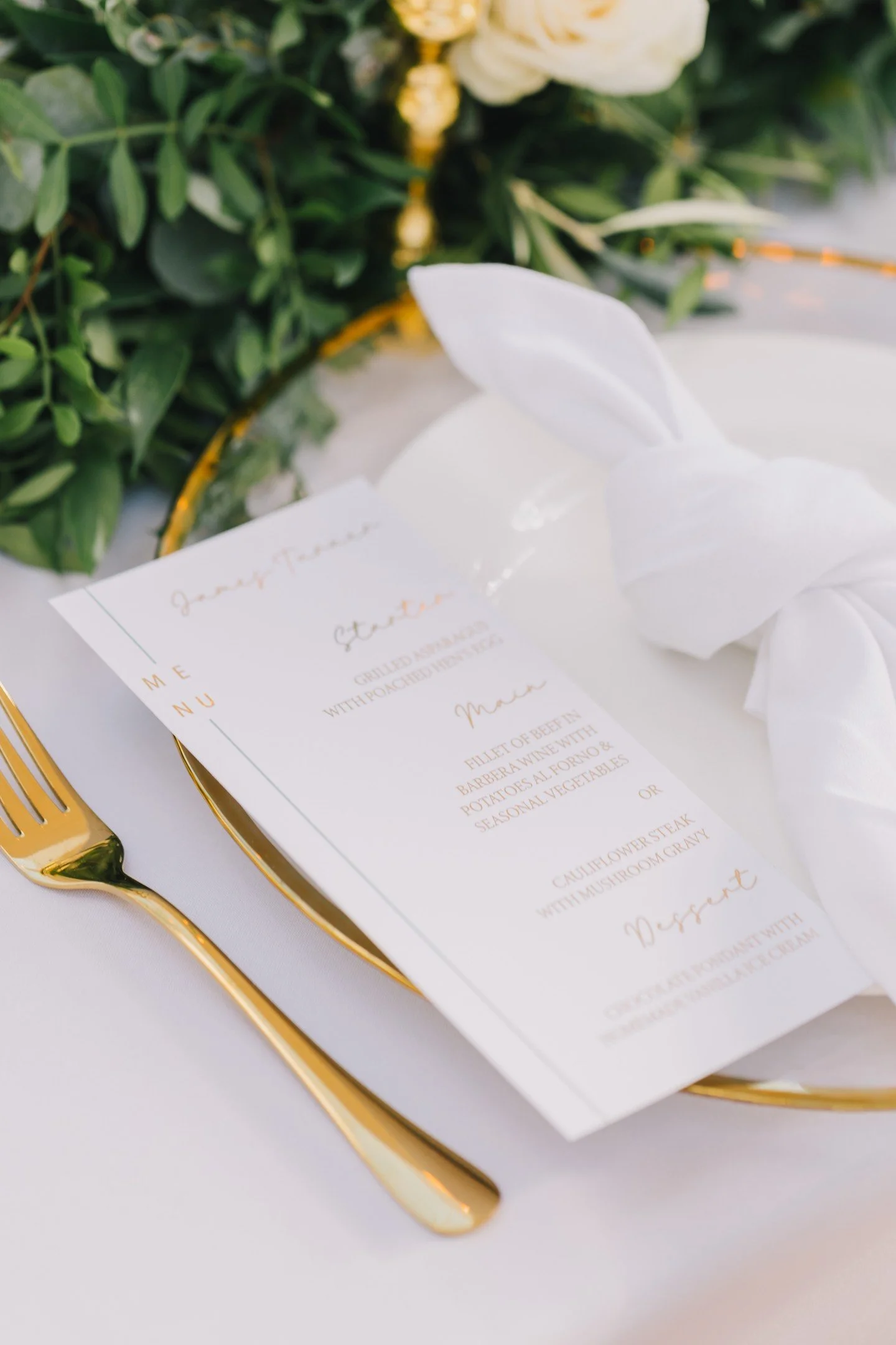 Here's what to consider when choosing your menu stationery: 

🍽️ Your tablescape colours: Pull tones from your flowers, candles, linens or place settings. A simple colour palette makes your whole table look pulled together without trying too hard.

