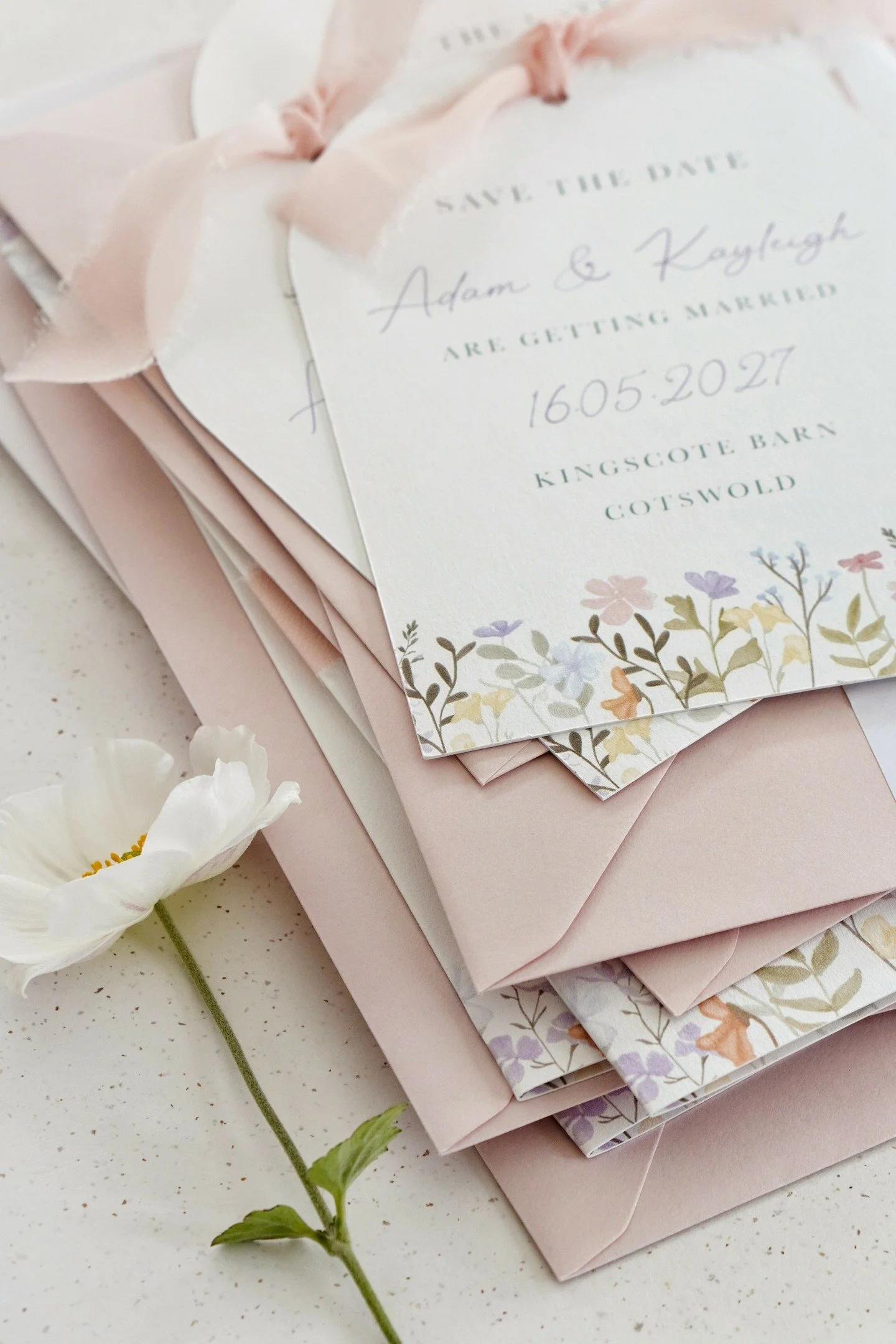 You guys are loving the Wildflower collection, and it really is the perfect example of how much I care about the details 💕🌸

For me, every element is chosen with care. The soft blush envelopes, the layered papers, the way the florals sit on the car