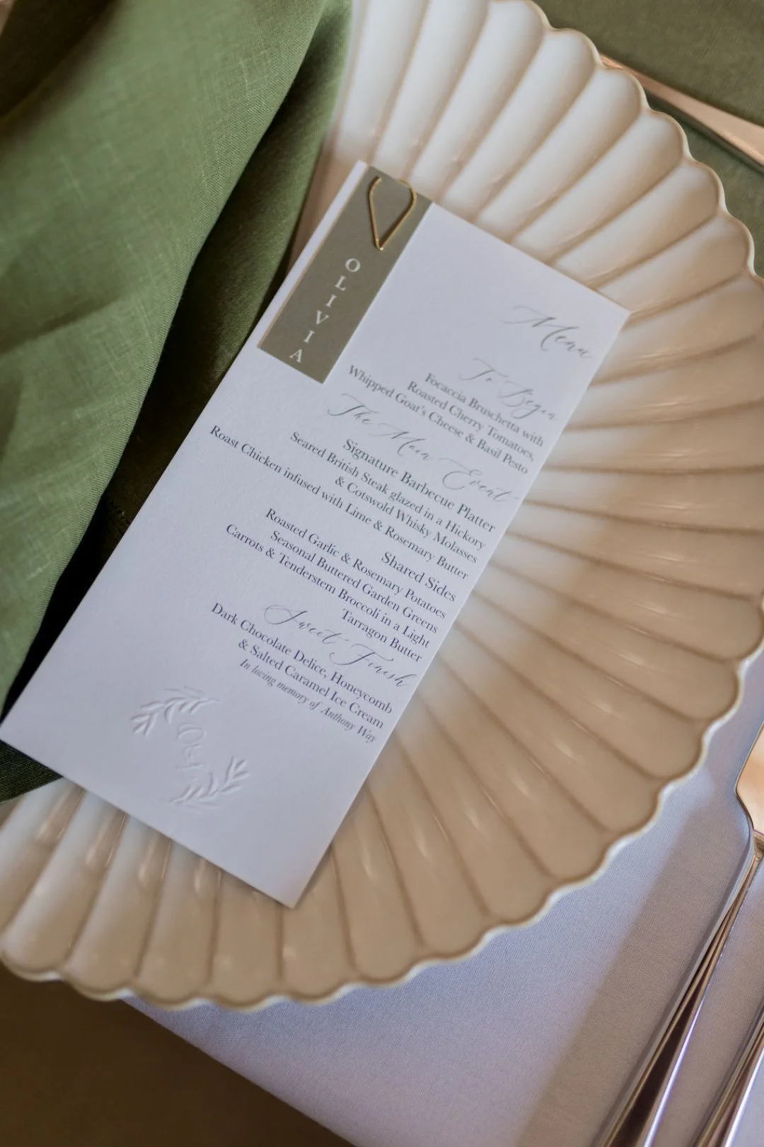 Louis &amp; Olivia&rsquo;s menus were designed with the whole table in mind. The soft green tones matched the napkins and charger plates, the shape added elegance and the little name tag detail added something personal without tipping into &ldquo;too