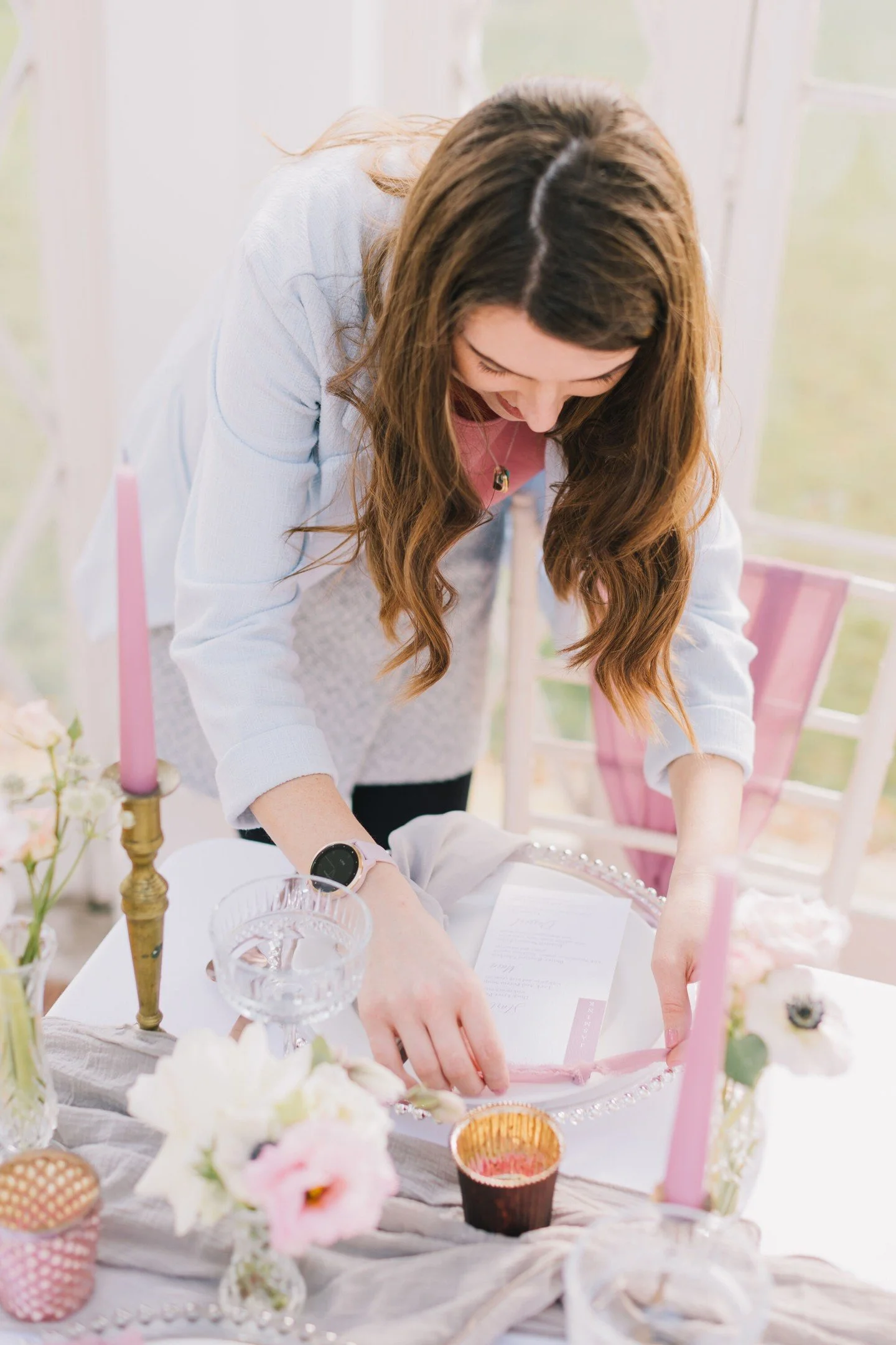 This is very much me at work&hellip; leaning over a table, moving things by a few millimetres, adjusting ribbons, making sure every little detail looks just right.
And honestly.., I LOVE it 💕

When you work with me, you&rsquo;re not just getting som
