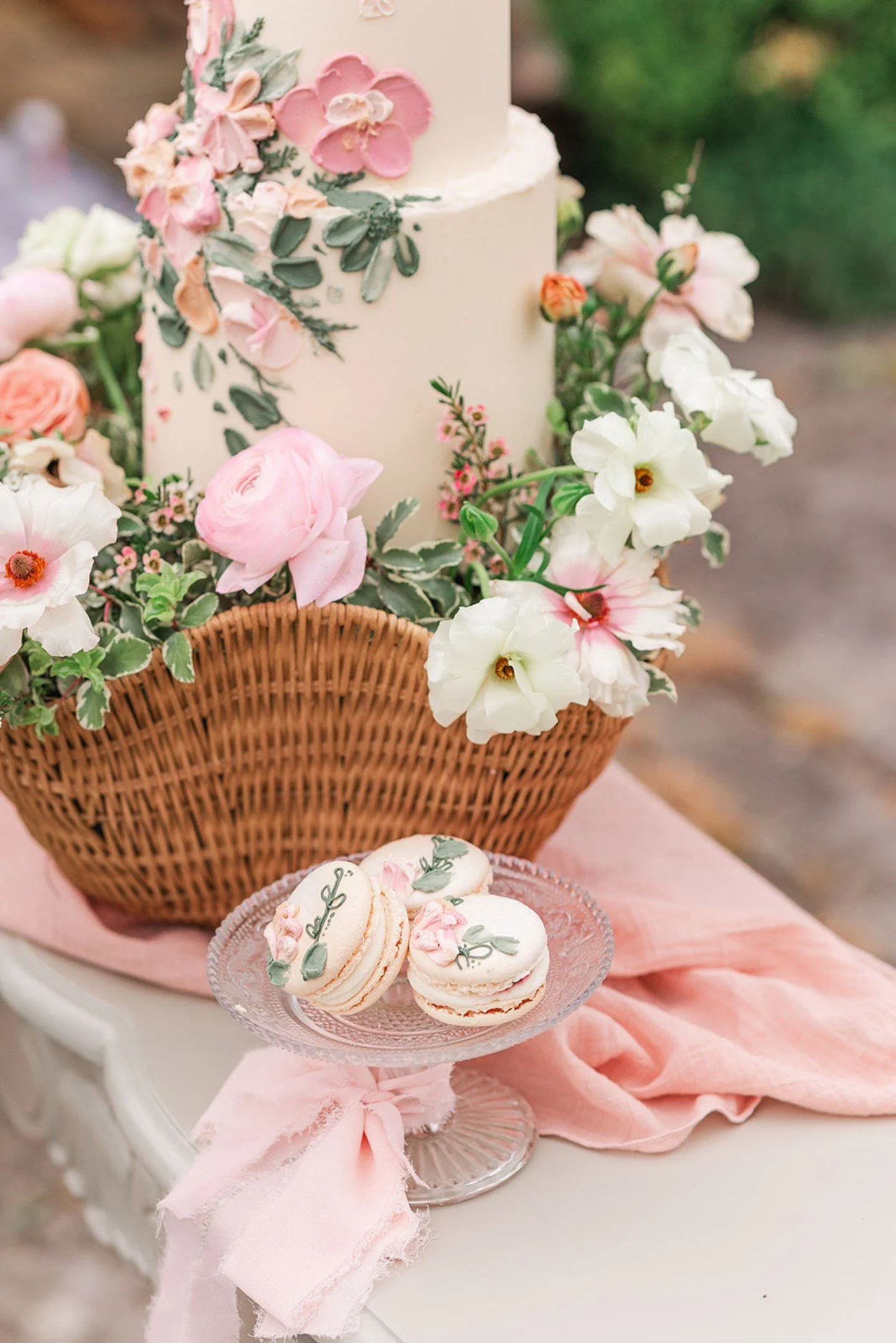 Soft spring tones, layered details and that relaxed English country garden feel 🌿🌸

For this shoot at Midelney Manor, I wanted the stationery to feel as though it had naturally grown from the setting around it. Think delicate florals, soft blush to