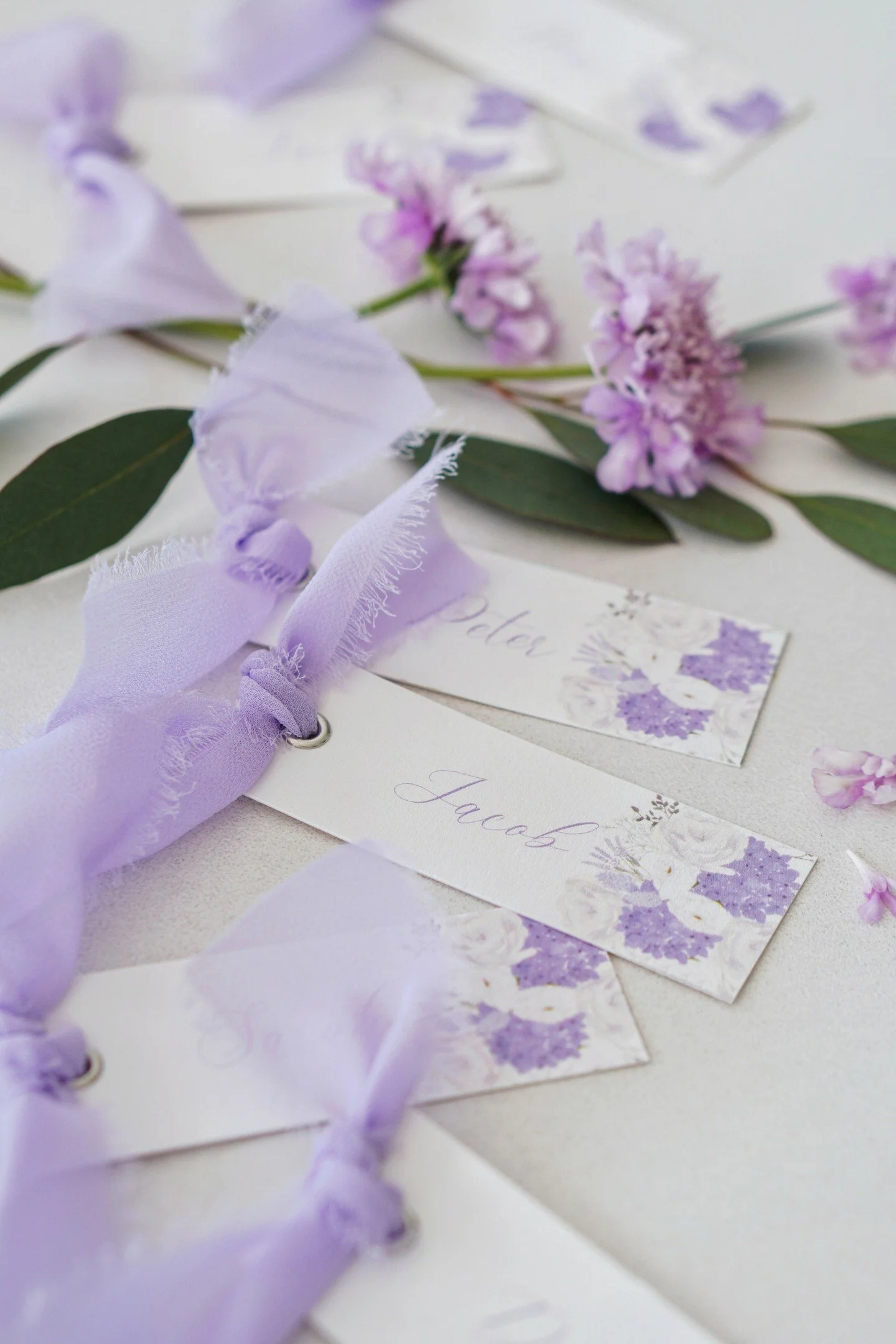 Soft lilac tones, delicate florals and those finishing touches that make a place setting feel truly special 💜🌿

These place names from the Wellington Barn collection are such a lovely way to bring your tables to life, especially for a spring weddin