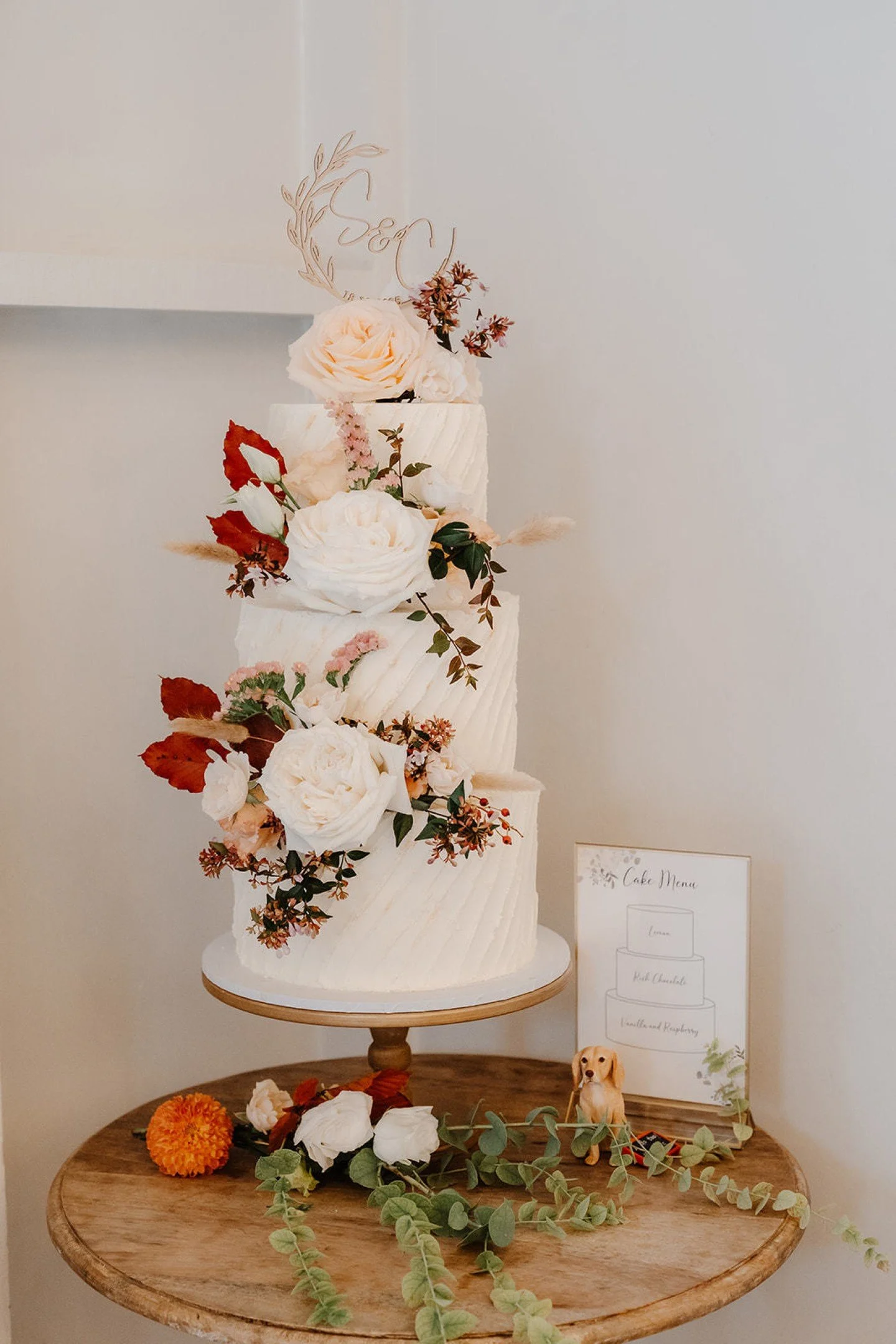 Chelsea &amp; Sam&rsquo;s cake display was full of the details that make a wedding feel personal 🌿🧡🐾

Alongside their beautiful floral cake, I created a cake menu sign so guests could see each flavour before that first slice was served. It&rsquo;s