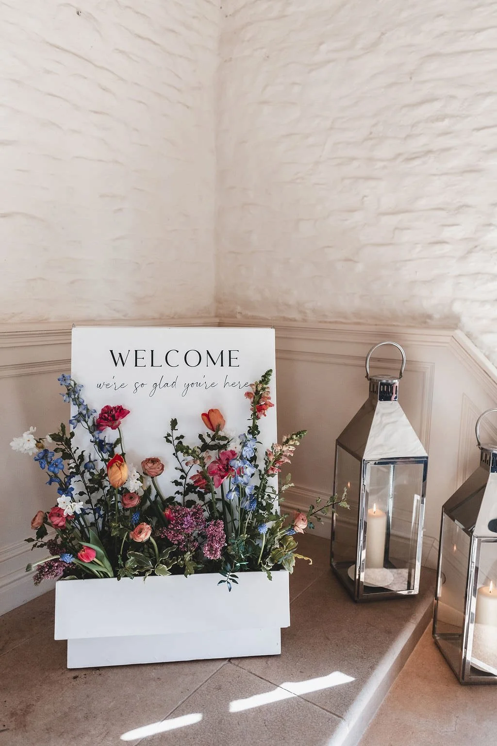 Lauren-Daisy-bespoke-watercolour-wedding-stationery-cotswolds-welcome-sign-merris-court.jpg