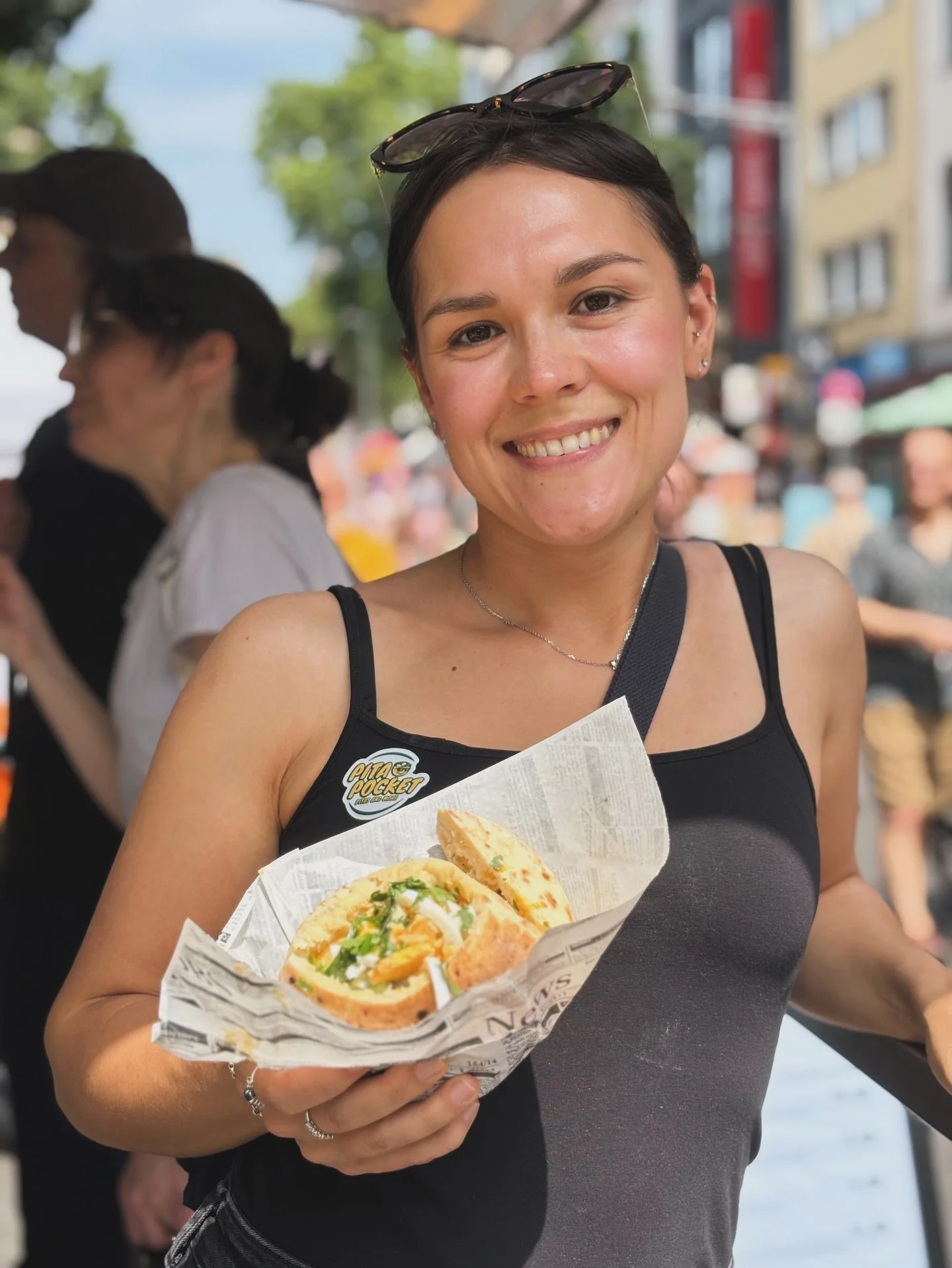 ☀️ Big smiles and stuffed pitas at S&uuml;dstadtfest!
We LOVED seeing all your happy faces this weekend &ndash; like this beauty right here, enjoying our sabich fresh out of the Pita Pocket. 🍆

Thanks for the support, the vibes, and the appetite. Yo