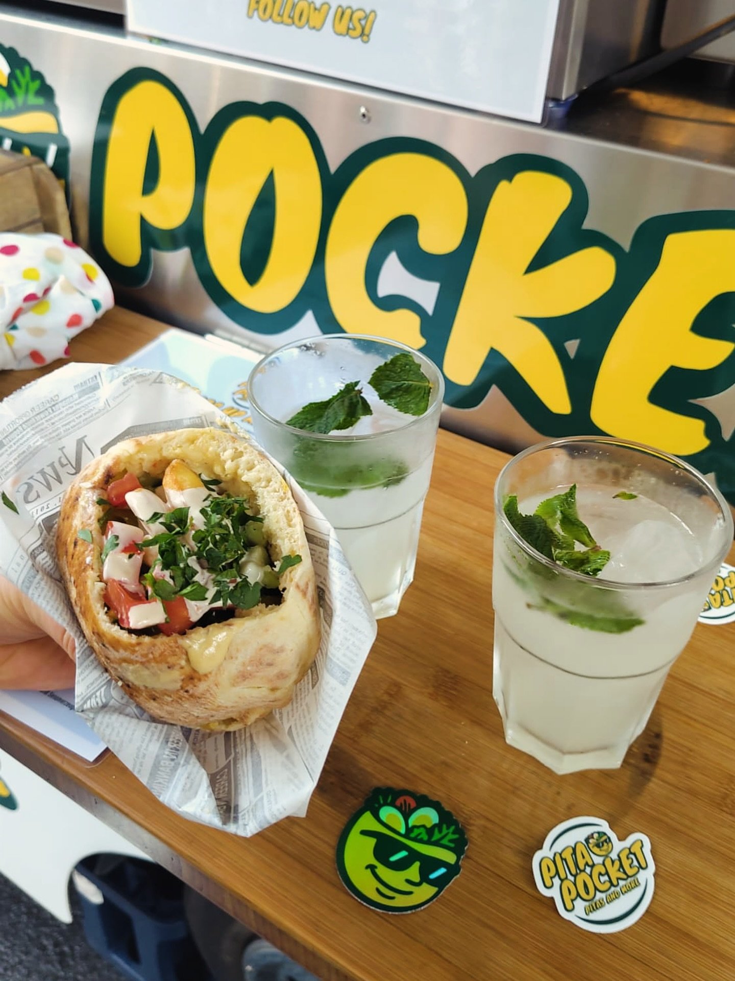 Serving up sunshine, pita, and cold lemonana vibes 🍋☀️
Still buzzing from S&uuml;dstadtfest and this perfect snap of our Sabich pita + drinks. Big shoutout to our talented friend 📸 @silke_b._kargl for capturing the moment just right!

Stuffed with 