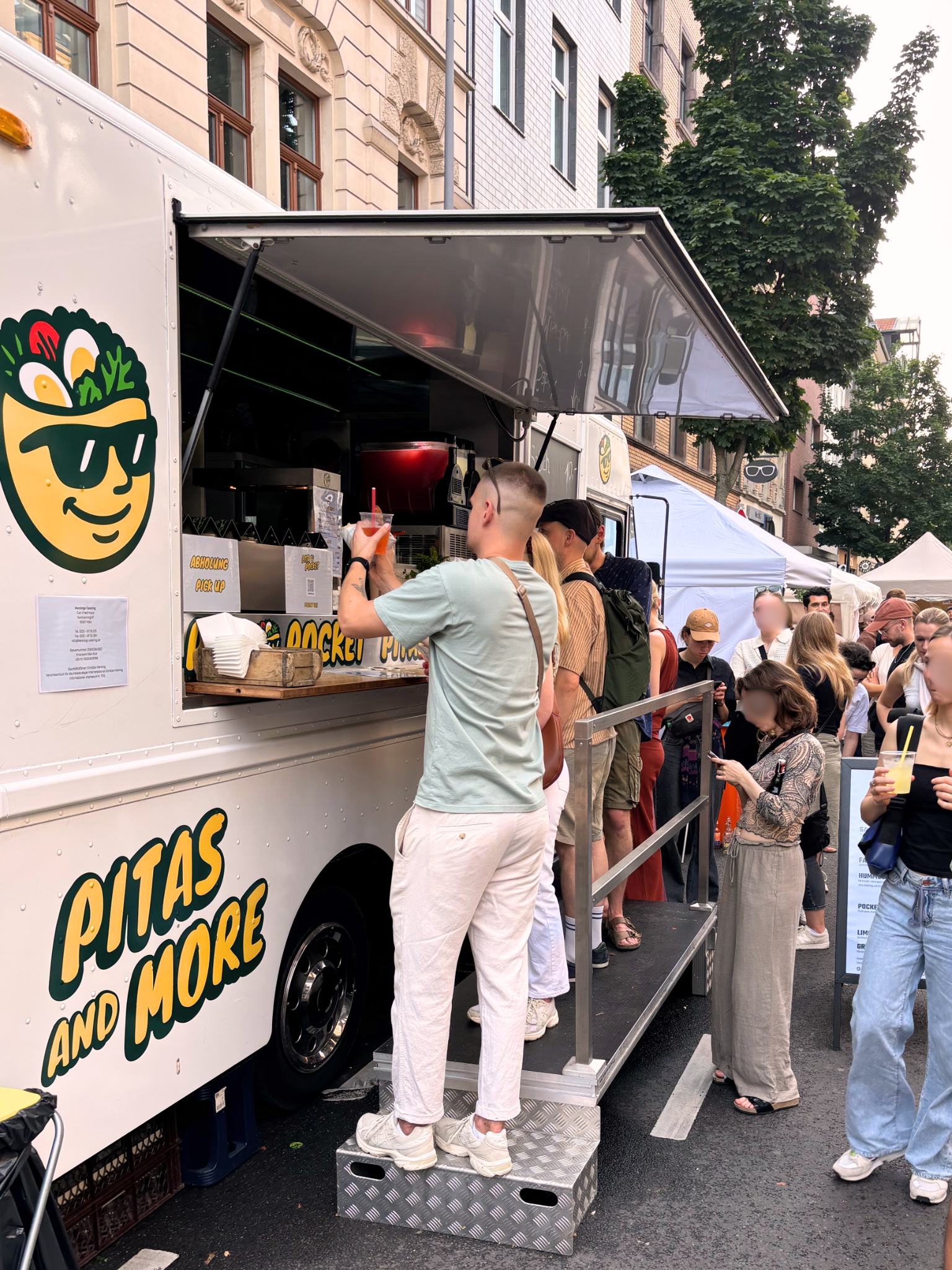 Warteschlange vor dem Pita Pocket Food Truck beim Südstadt Fest 2025 in Köln. Gäste bestellen frische Pitas und Getränke am Stand des Middle Eastern Street Food Restaurants.